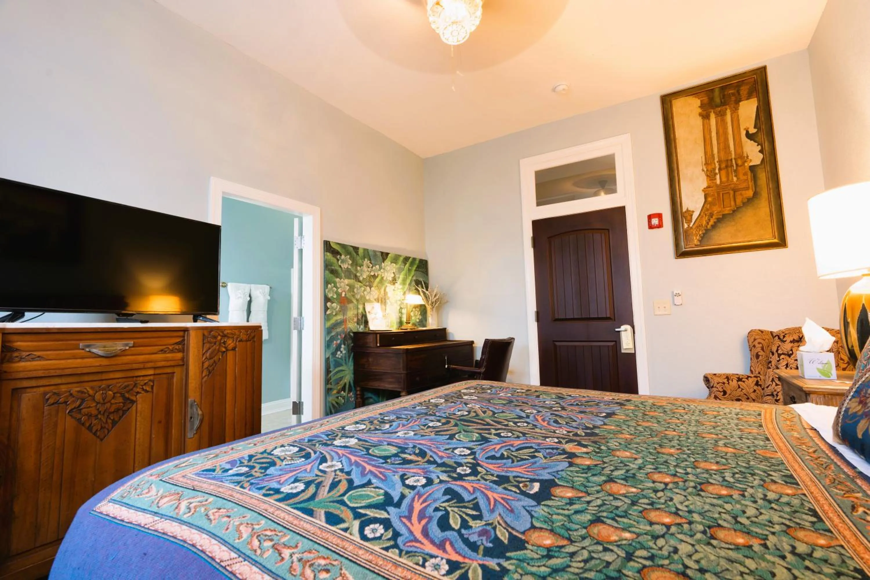 Bedroom, Bed in Oak Tree Hotel