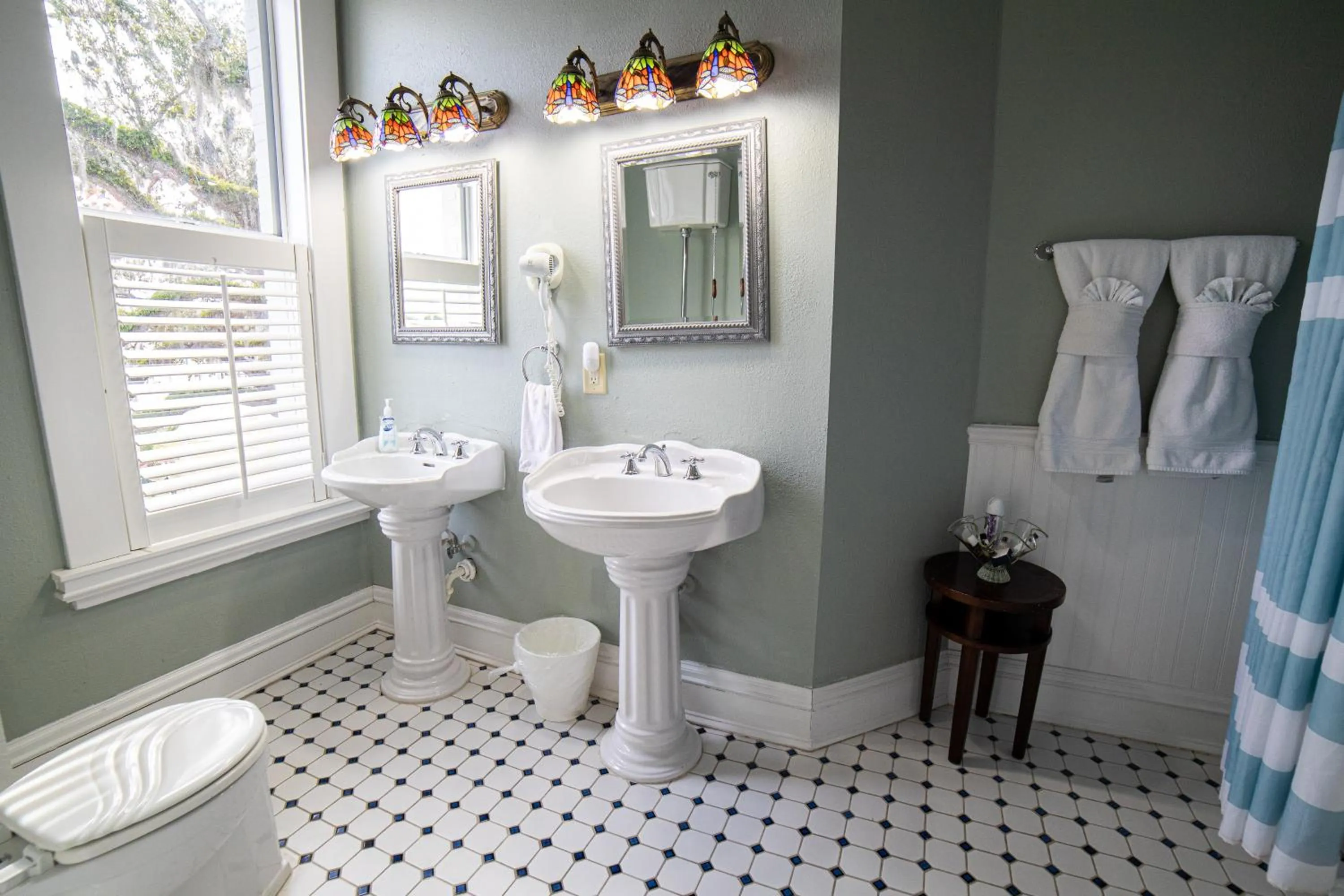 Toilet in Oak Tree Hotel