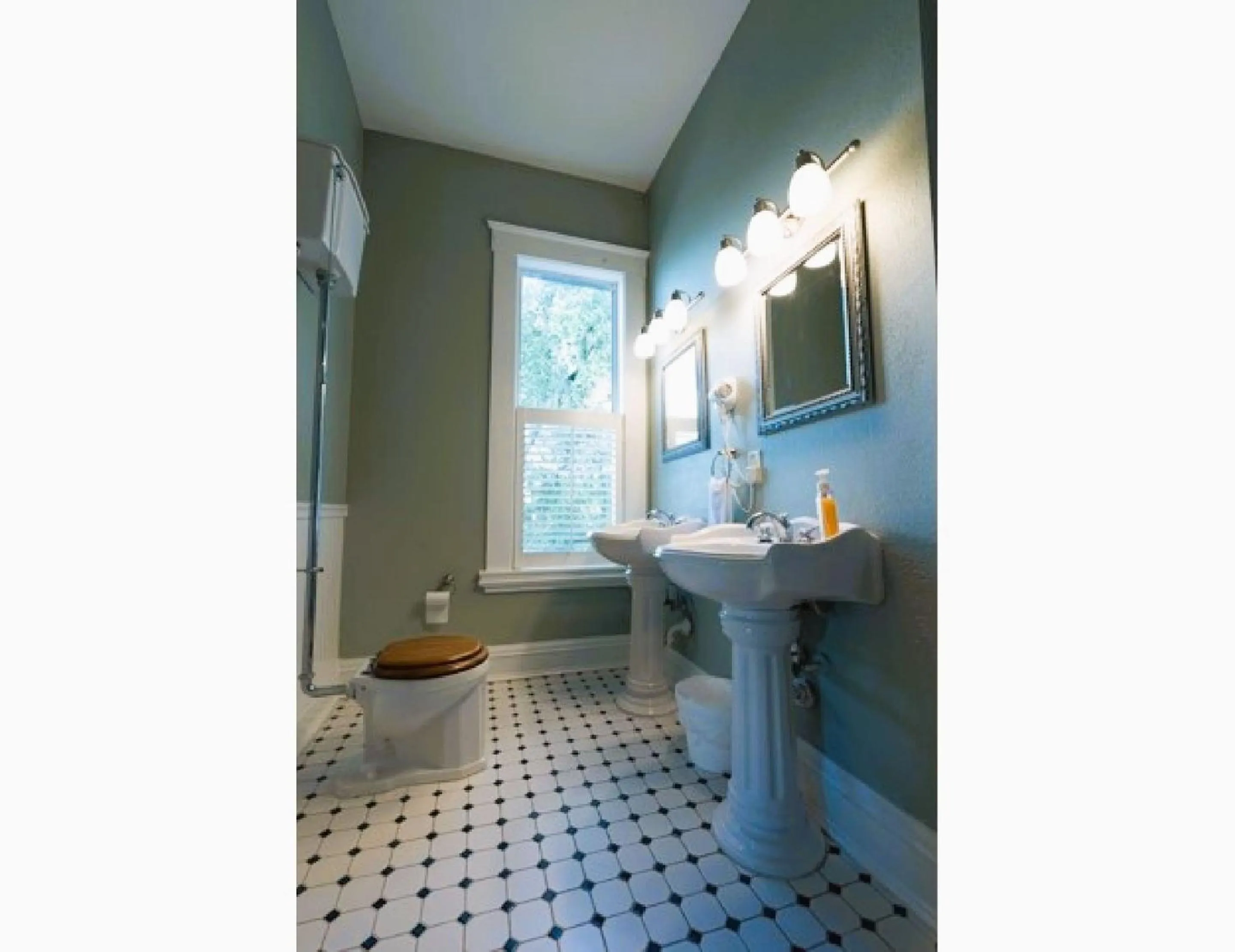 Bathroom in Oak Tree Hotel