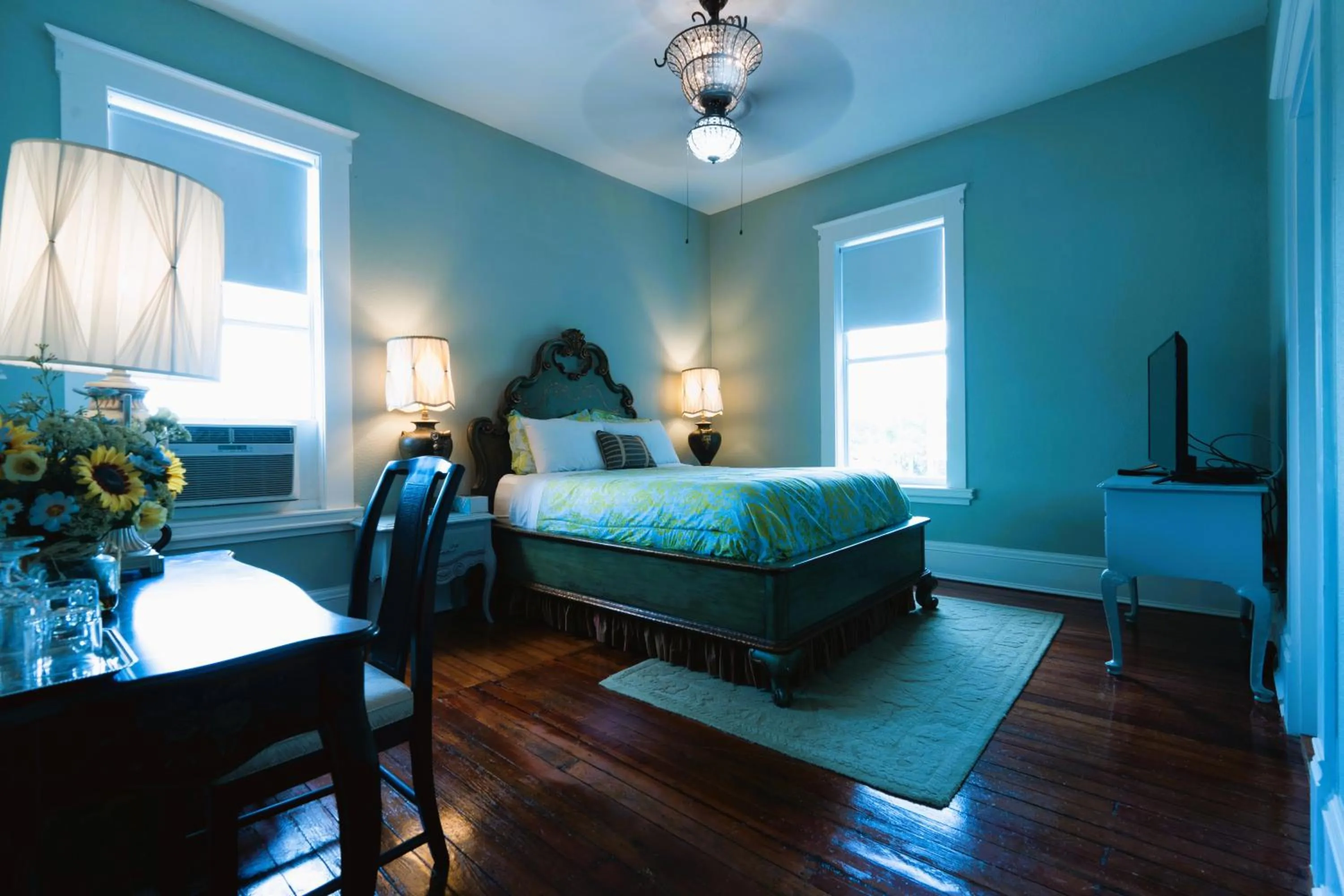 Bedroom, Bed in Oak Tree Hotel