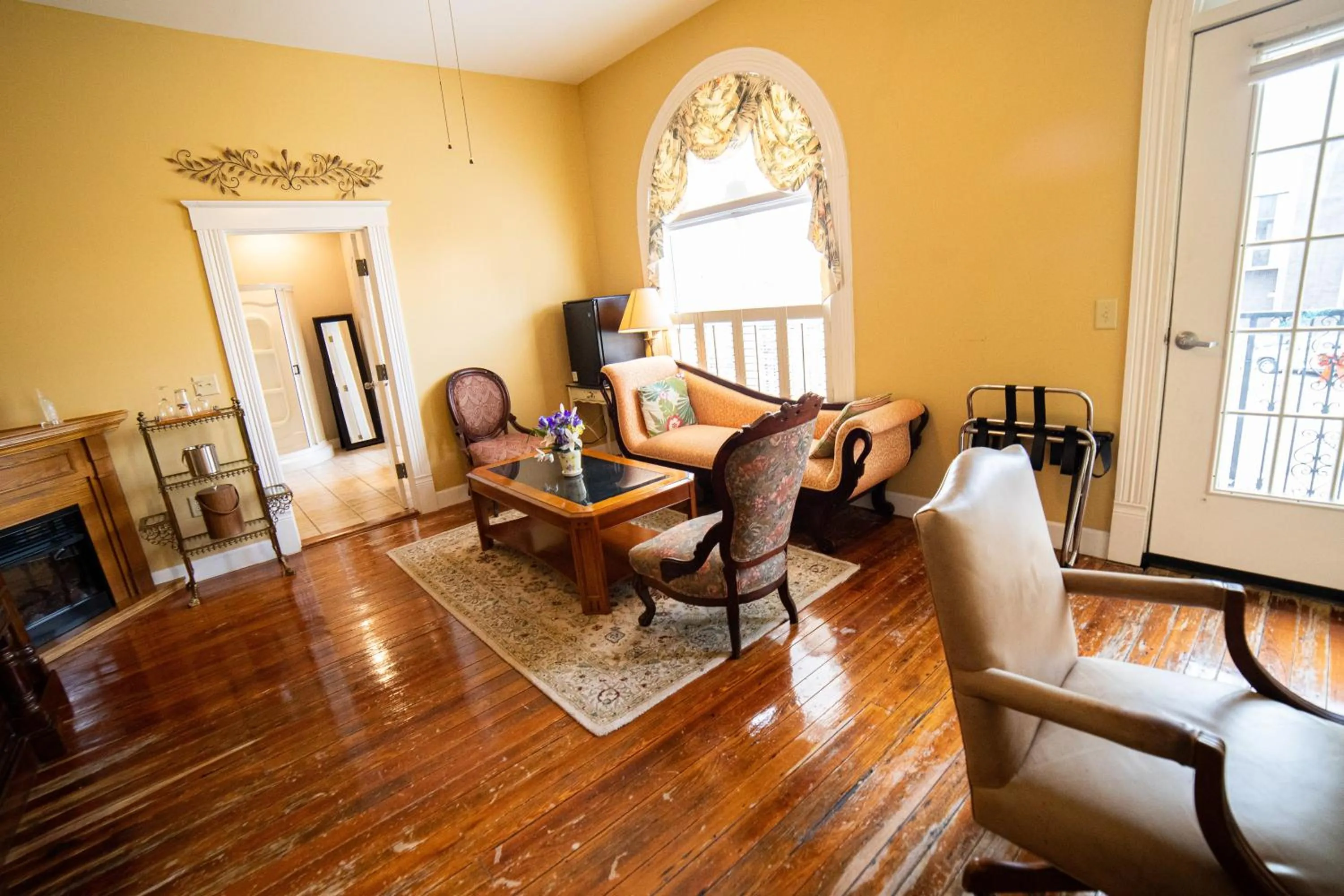 TV and multimedia in Oak Tree Hotel