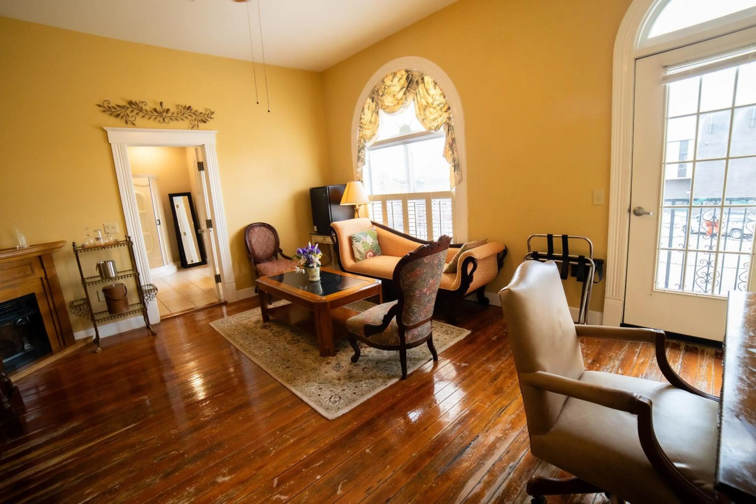 TV and multimedia in Oak Tree Hotel