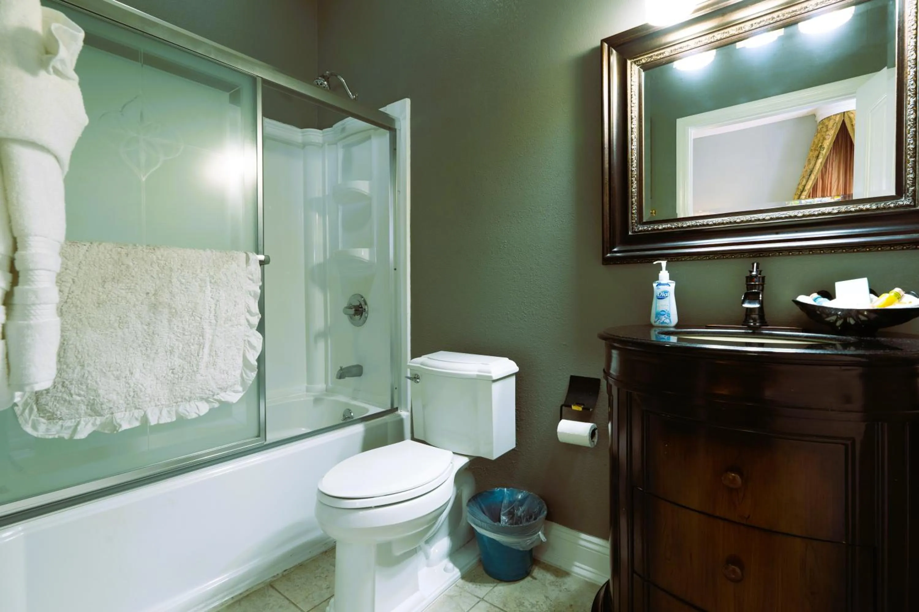 Bathroom in Oak Tree Hotel