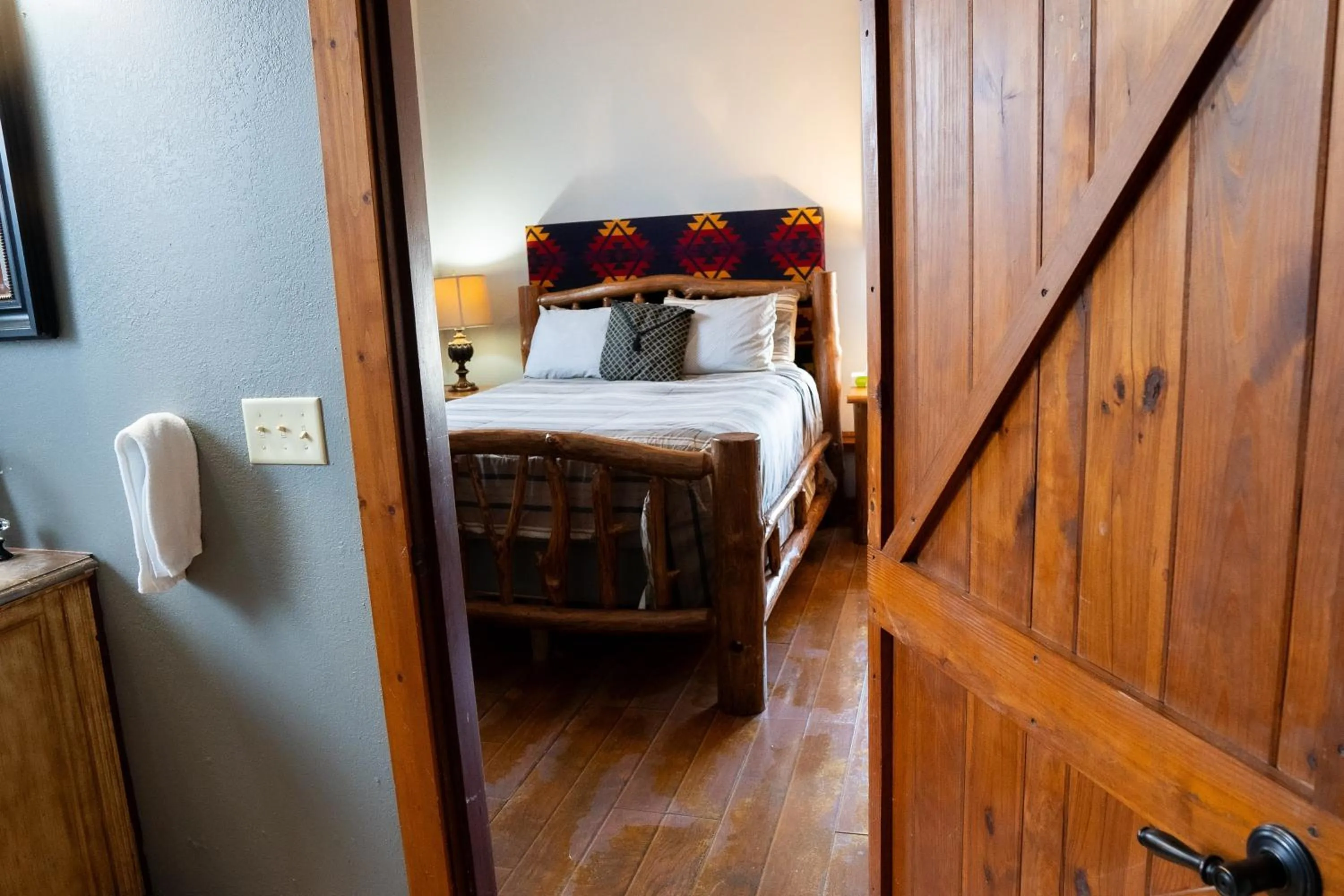 Photo of the whole room, Bed in Oak Tree Hotel