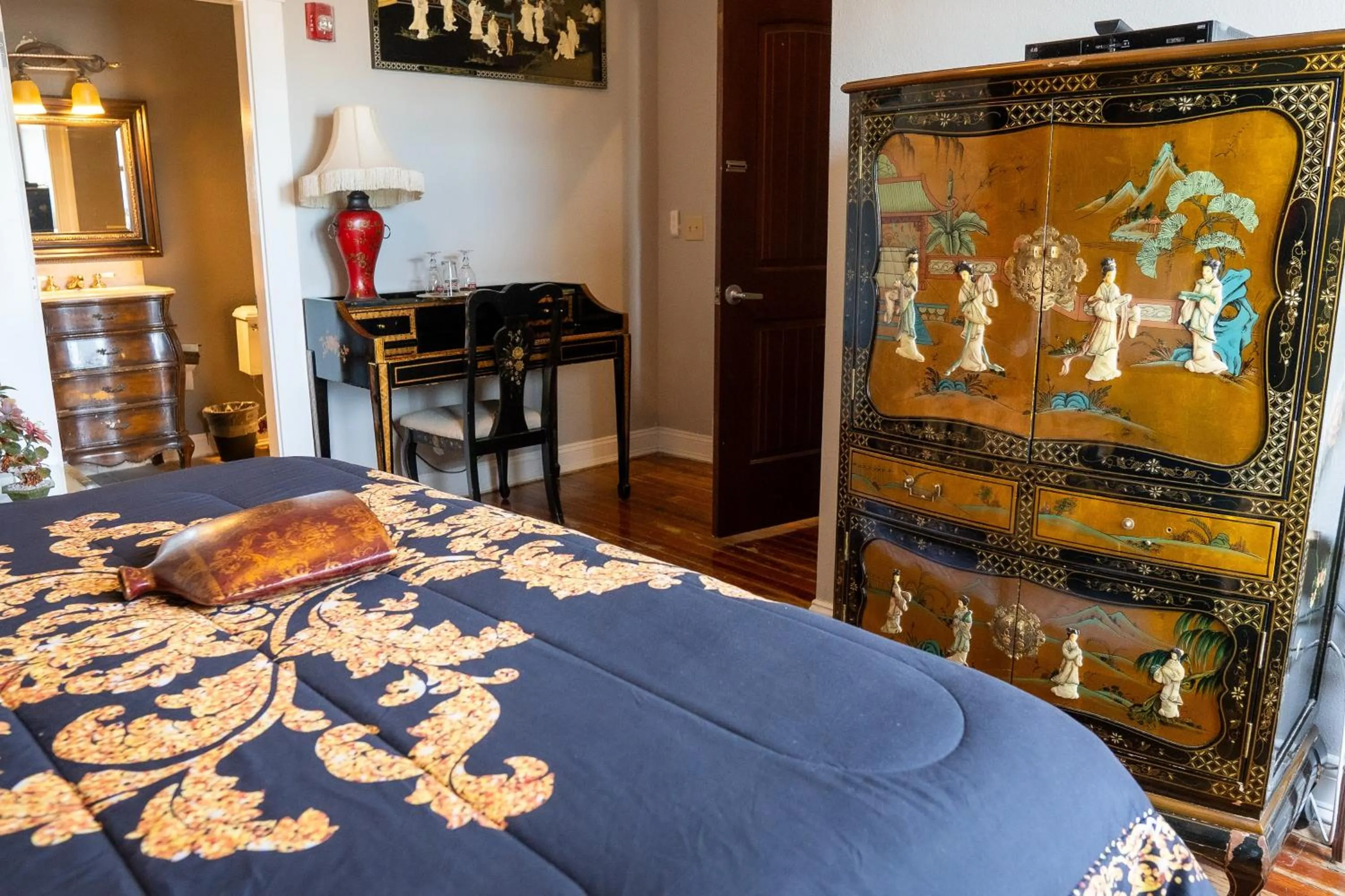 Photo of the whole room, Bed in Oak Tree Hotel