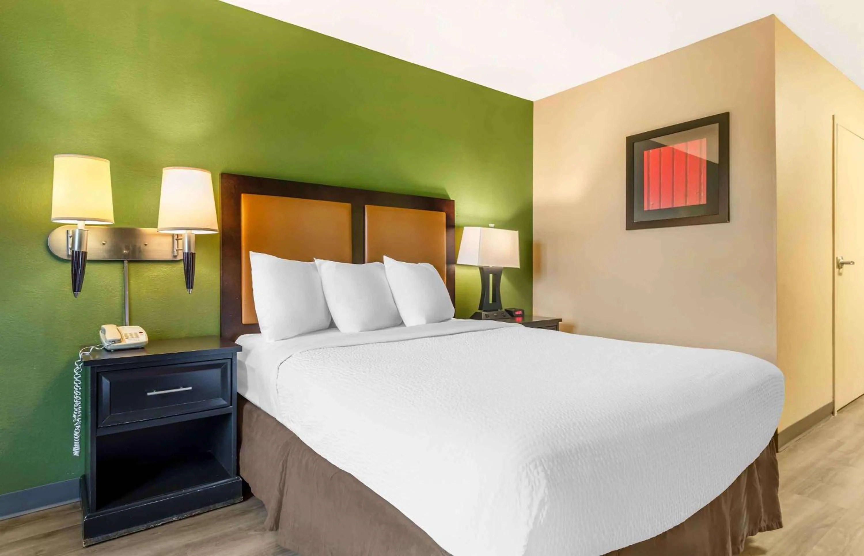 Bedroom, Bed in Extended Stay America Suites - Minneapolis - Woodbury