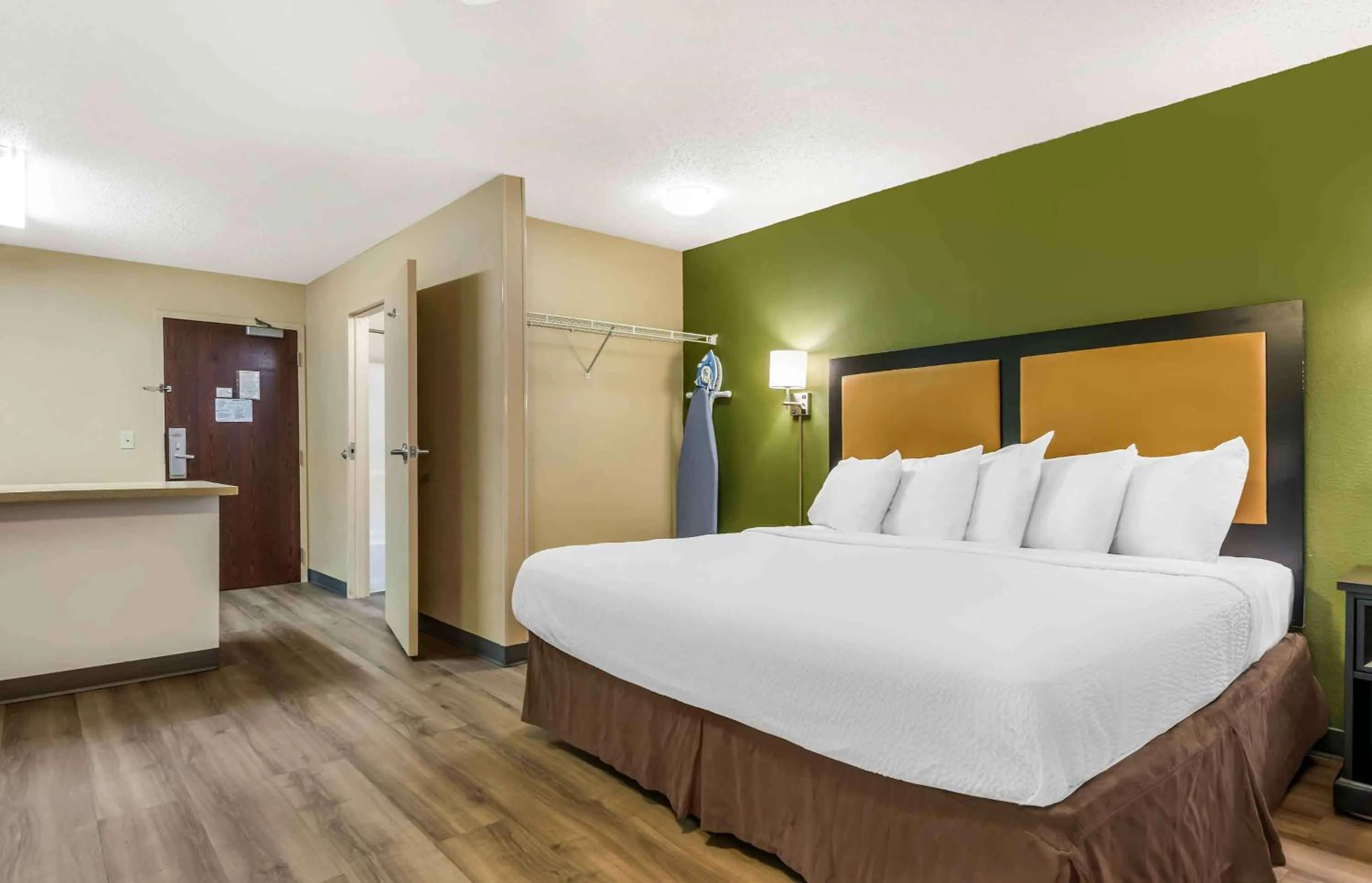 Bedroom, Bed in Extended Stay America Suites - Minneapolis - Woodbury