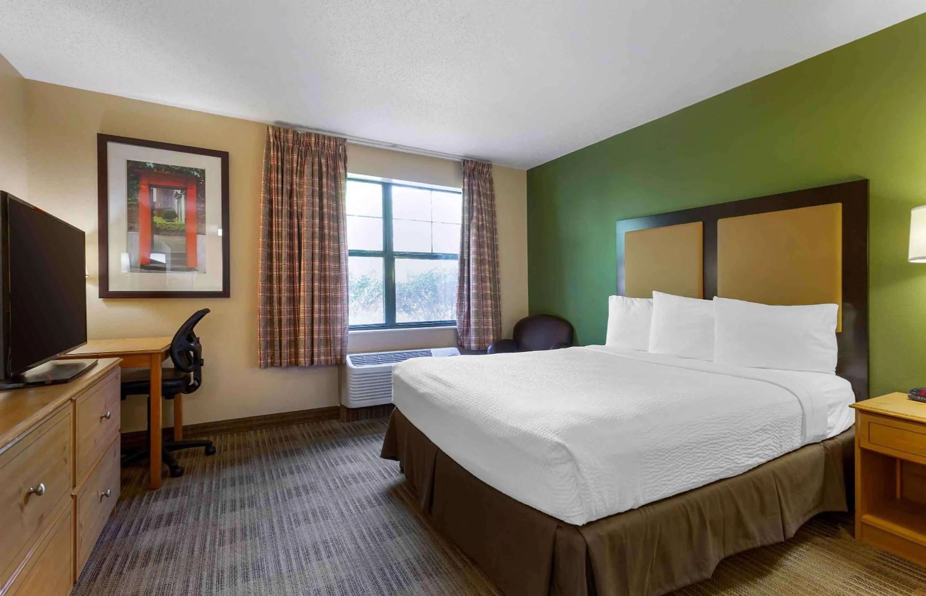 Bedroom, Bed in Extended Stay America Suites - Washington, DC - Herndon - Dulles