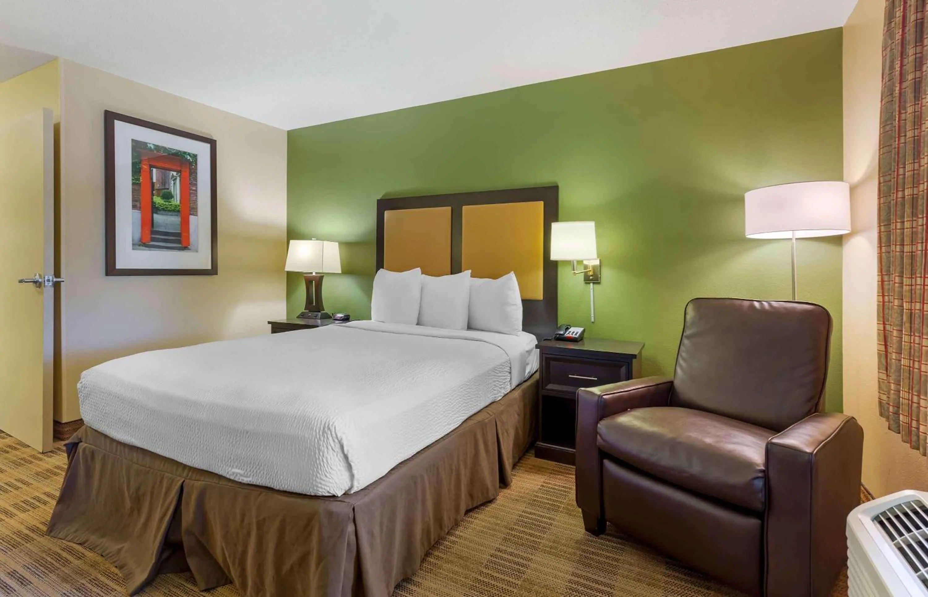Bedroom, Bed in Extended Stay America Suites - Washington, DC - Herndon - Dulles