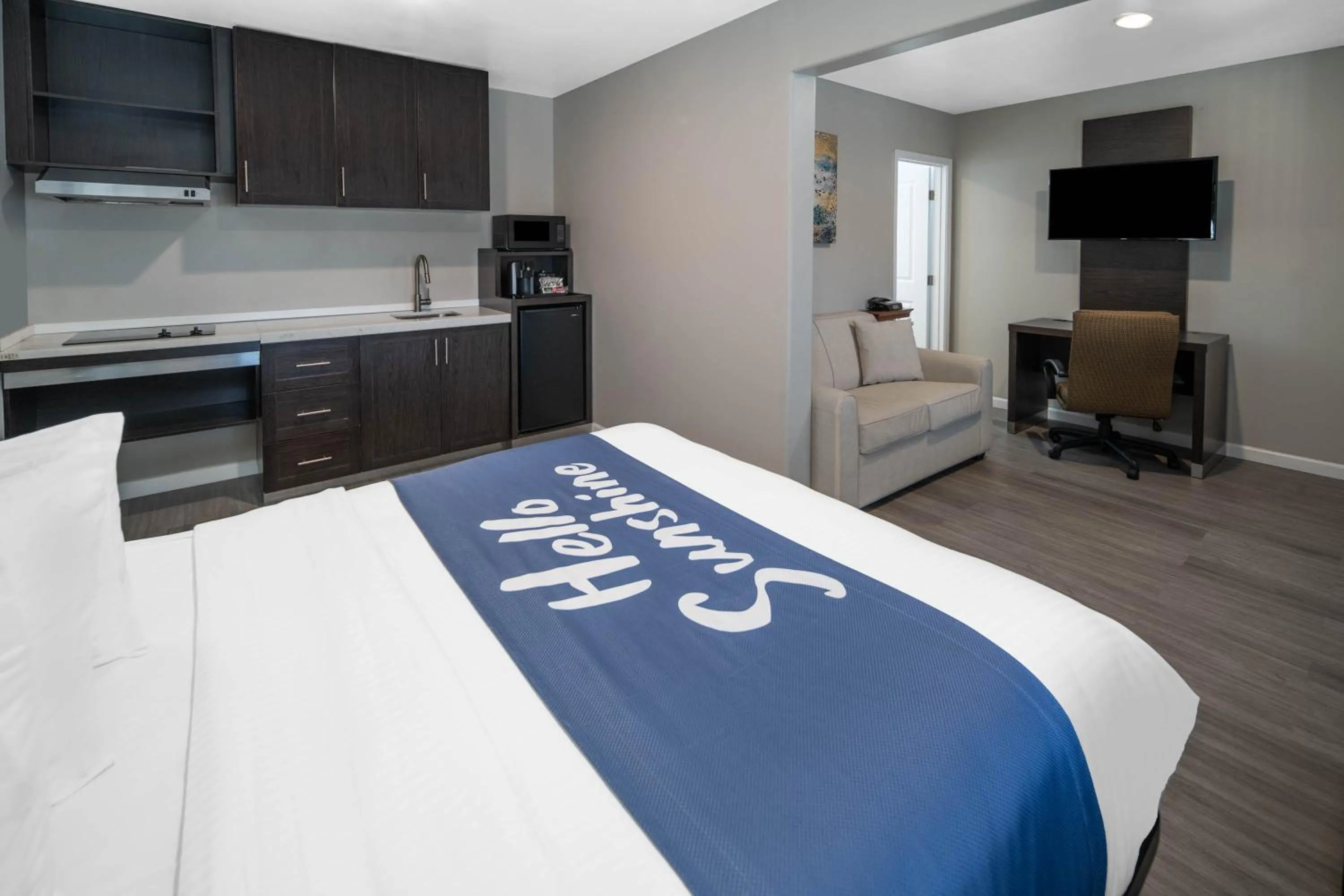 Kitchen or kitchenette, Bed in Days Inn by Wyndham Galt - Elk Grove South