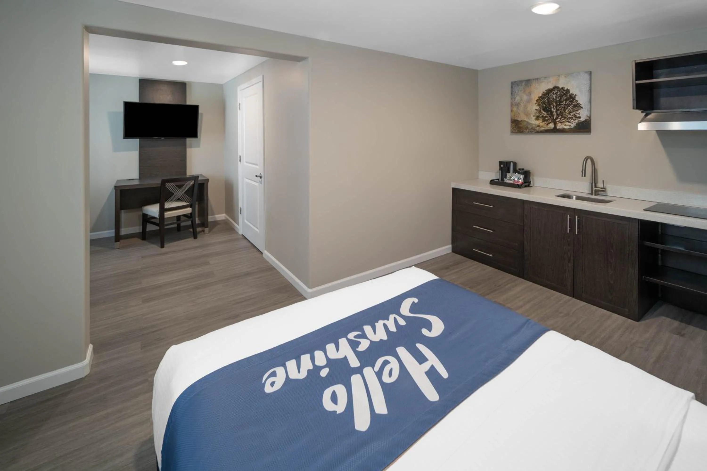 Photo of the whole room, Bed in Days Inn by Wyndham Galt - Elk Grove South