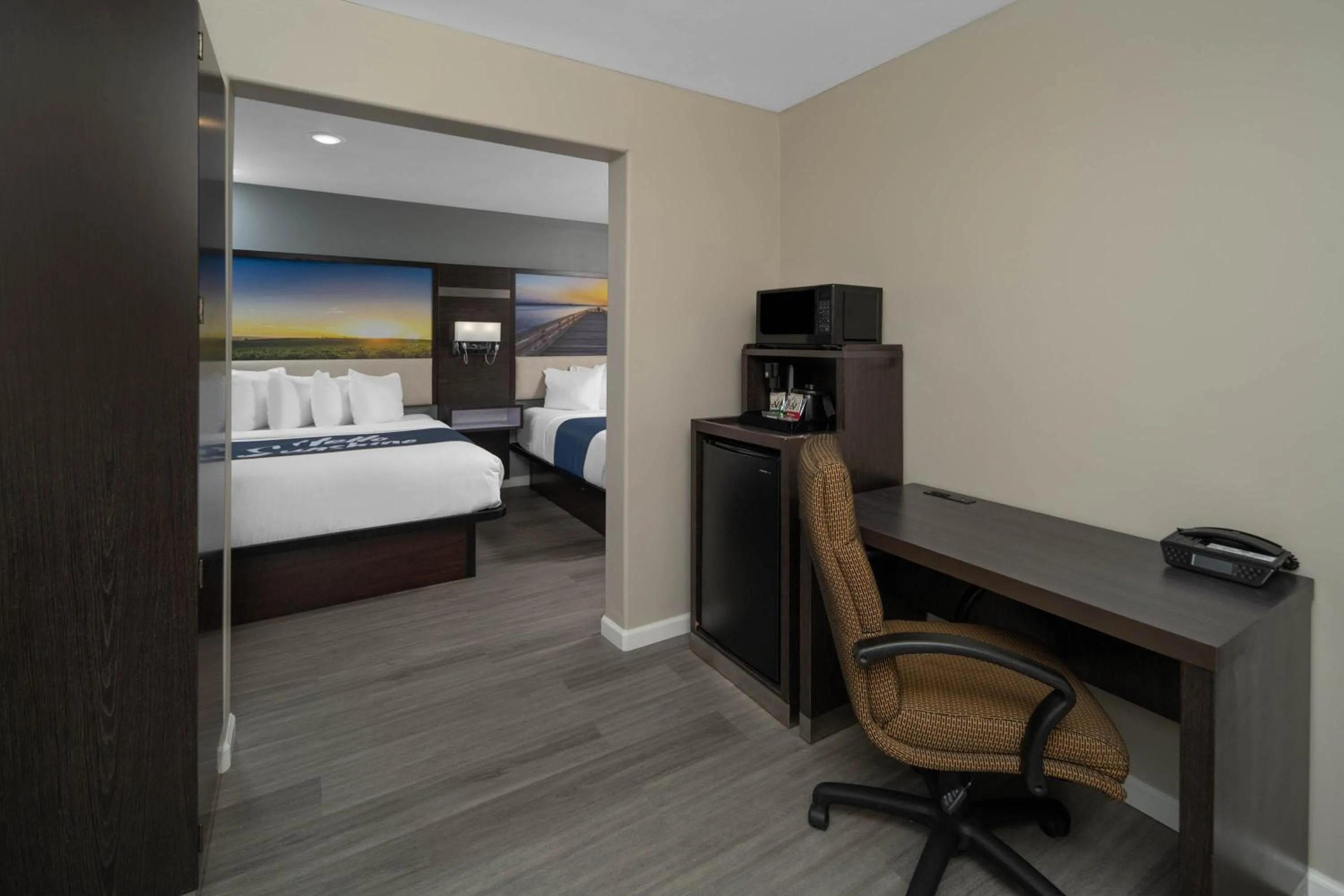 Coffee/tea facilities, Bed in Days Inn by Wyndham Galt - Elk Grove South