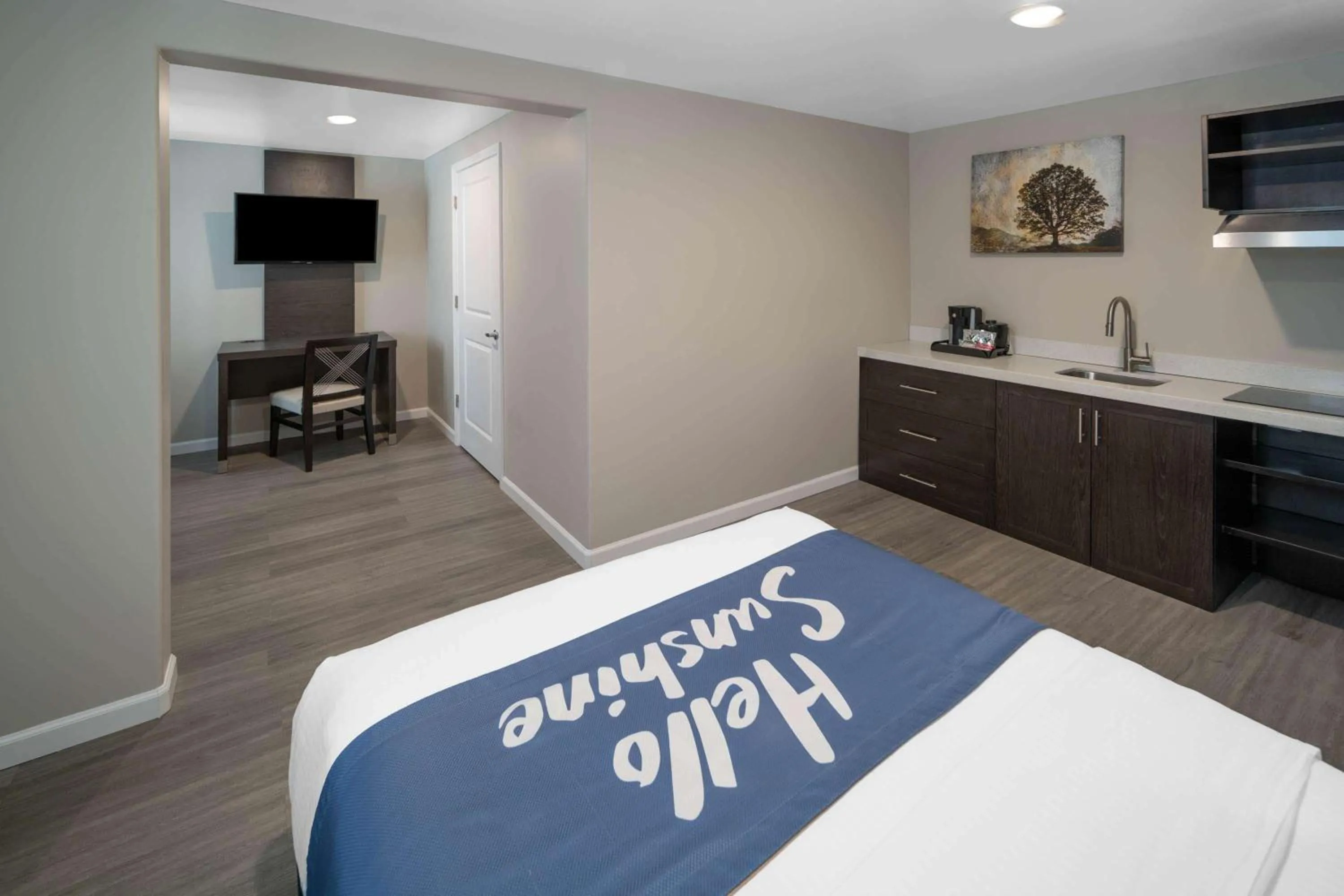 Photo of the whole room, Bed in Days Inn by Wyndham Galt - Elk Grove South