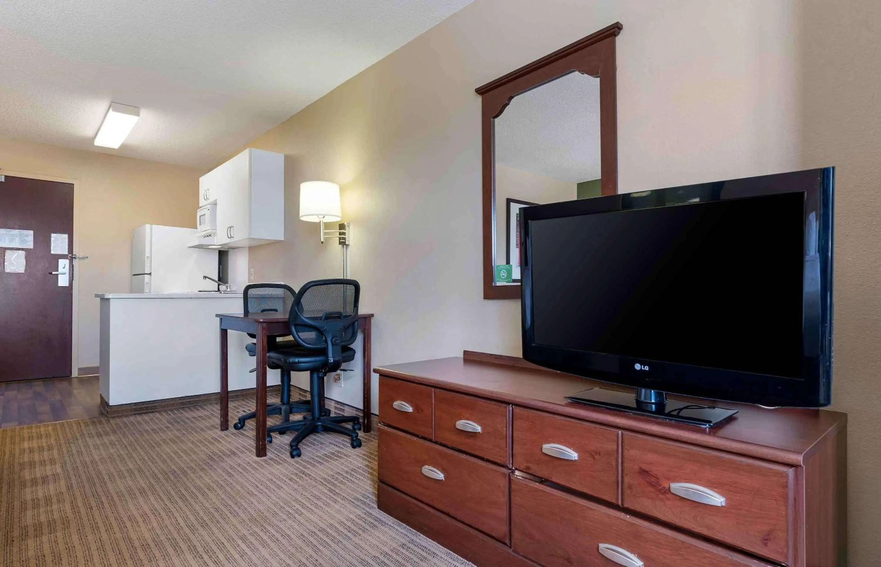 Bedroom in Extended Stay America Select Suites - Chicago - Hanover Park