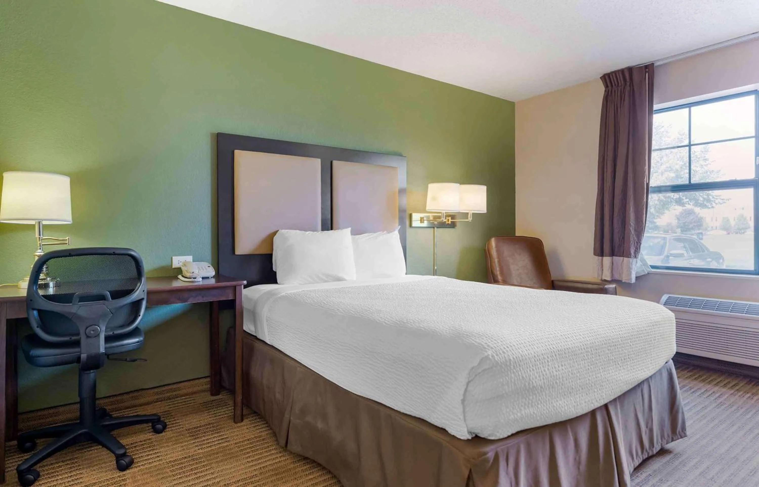 Bedroom, Bed in Extended Stay America Select Suites - Chicago - Hanover Park