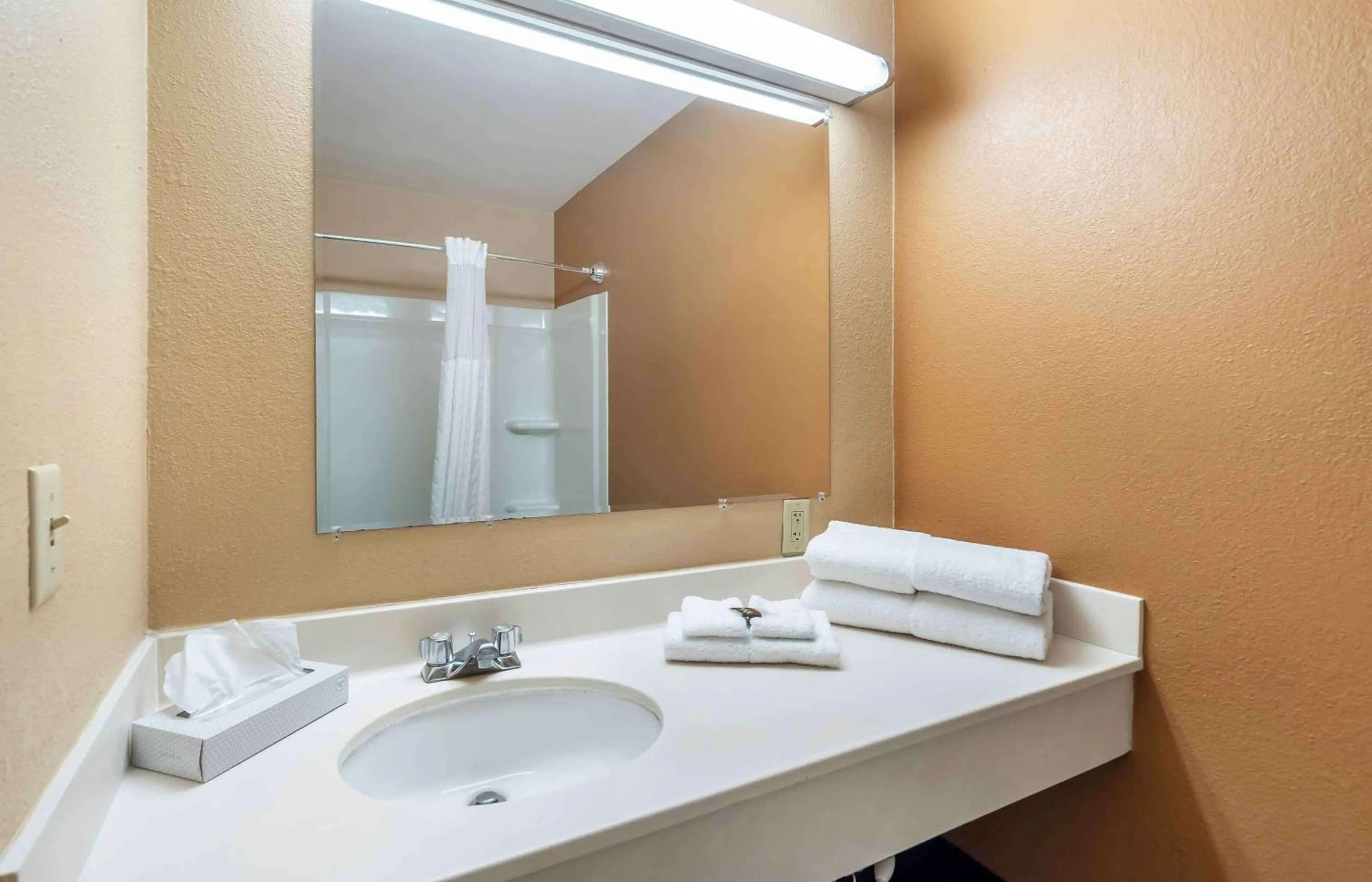 Bathroom in Extended Stay America Suites - Chicago - Woodfield Mall