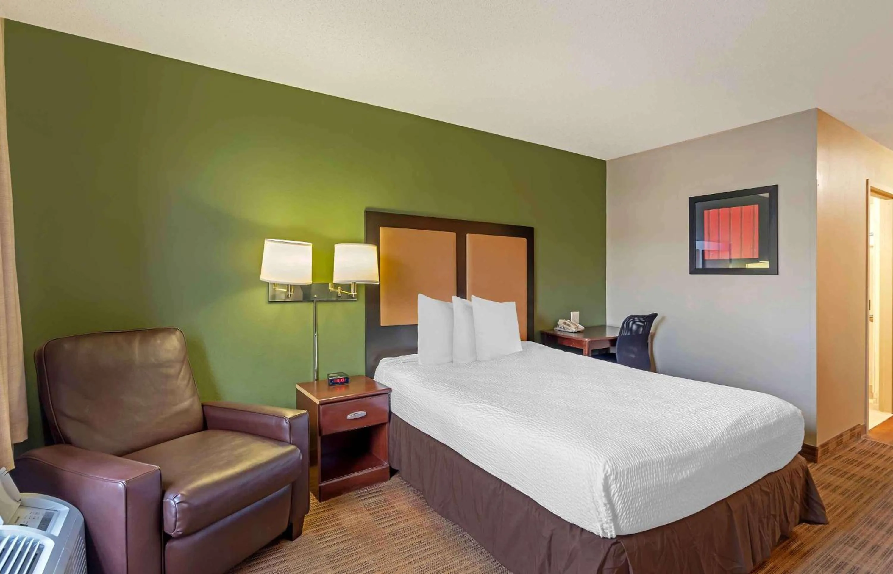 Bedroom, Bed in Extended Stay America Suites - Chicago - Woodfield Mall