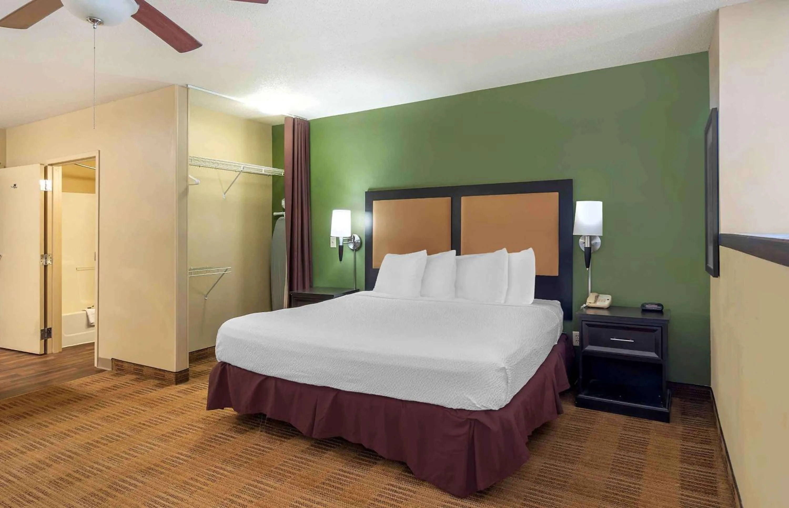 Bedroom, Bed in Extended Stay America Suites - Chicago - Woodfield Mall