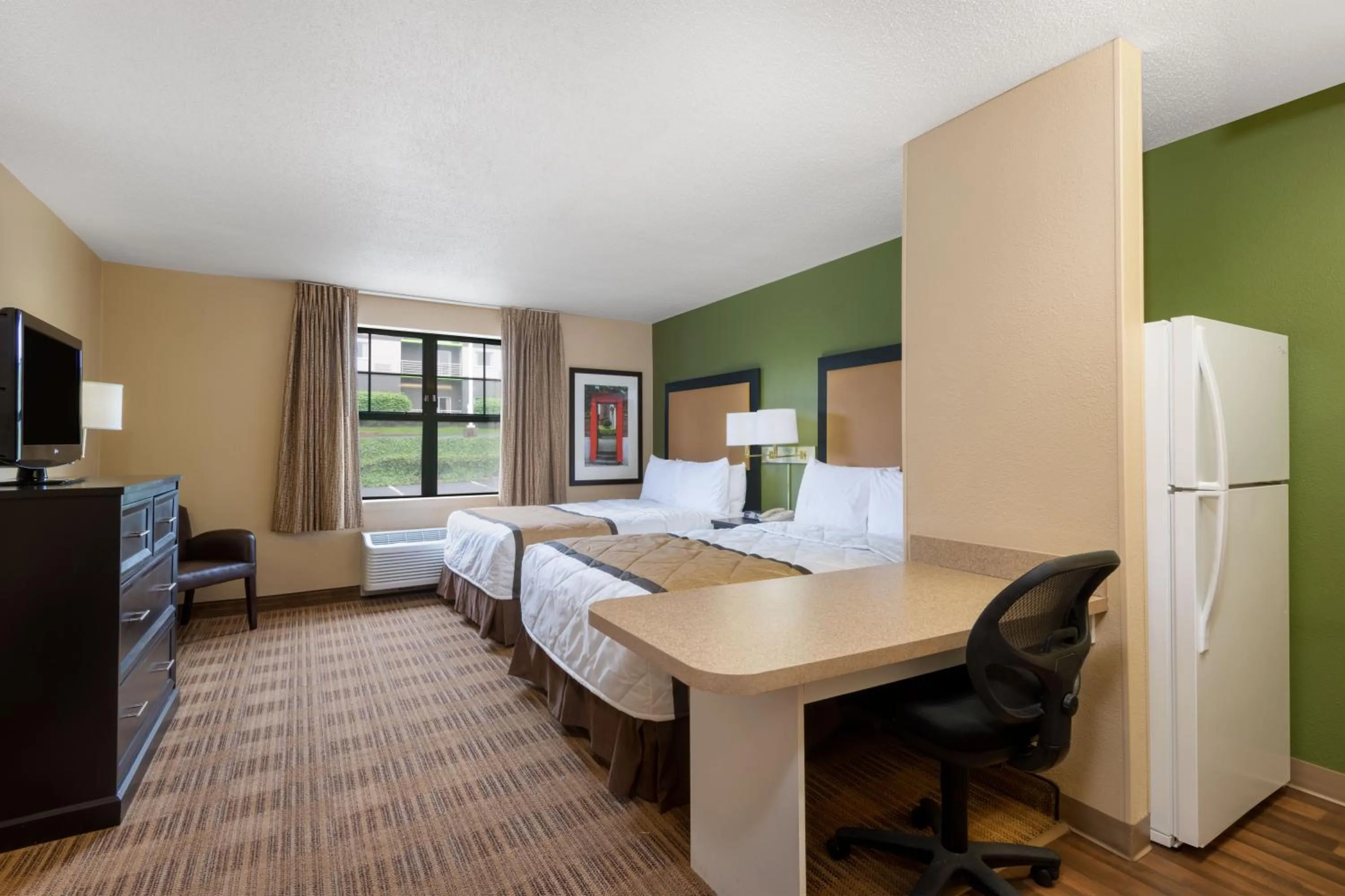 Photo of the whole room, Bed in Extended Stay America Suites - Chicago - Woodfield Mall
