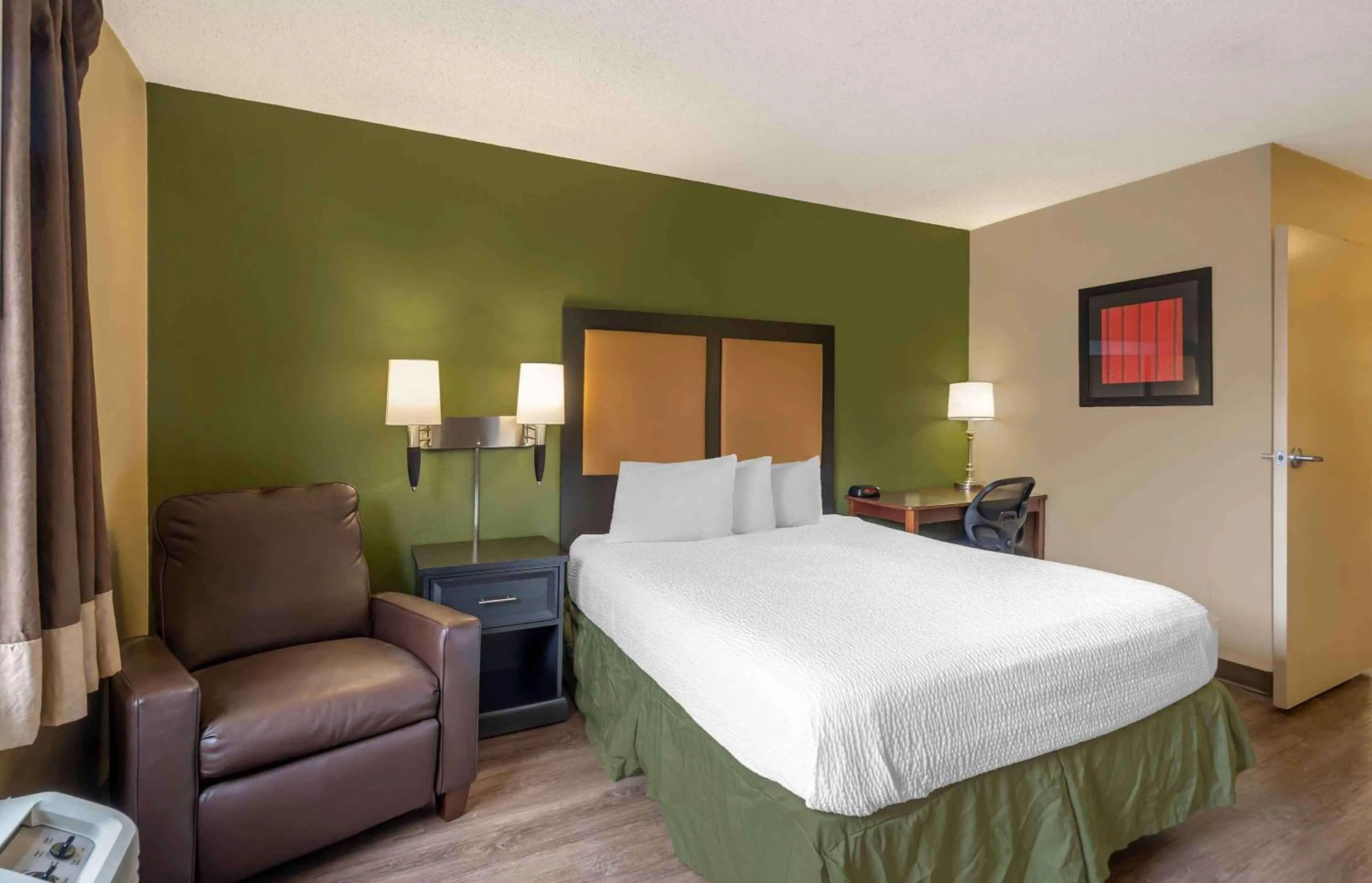 Bedroom, Bed in Extended Stay America Suites - Chicago - Woodfield Mall