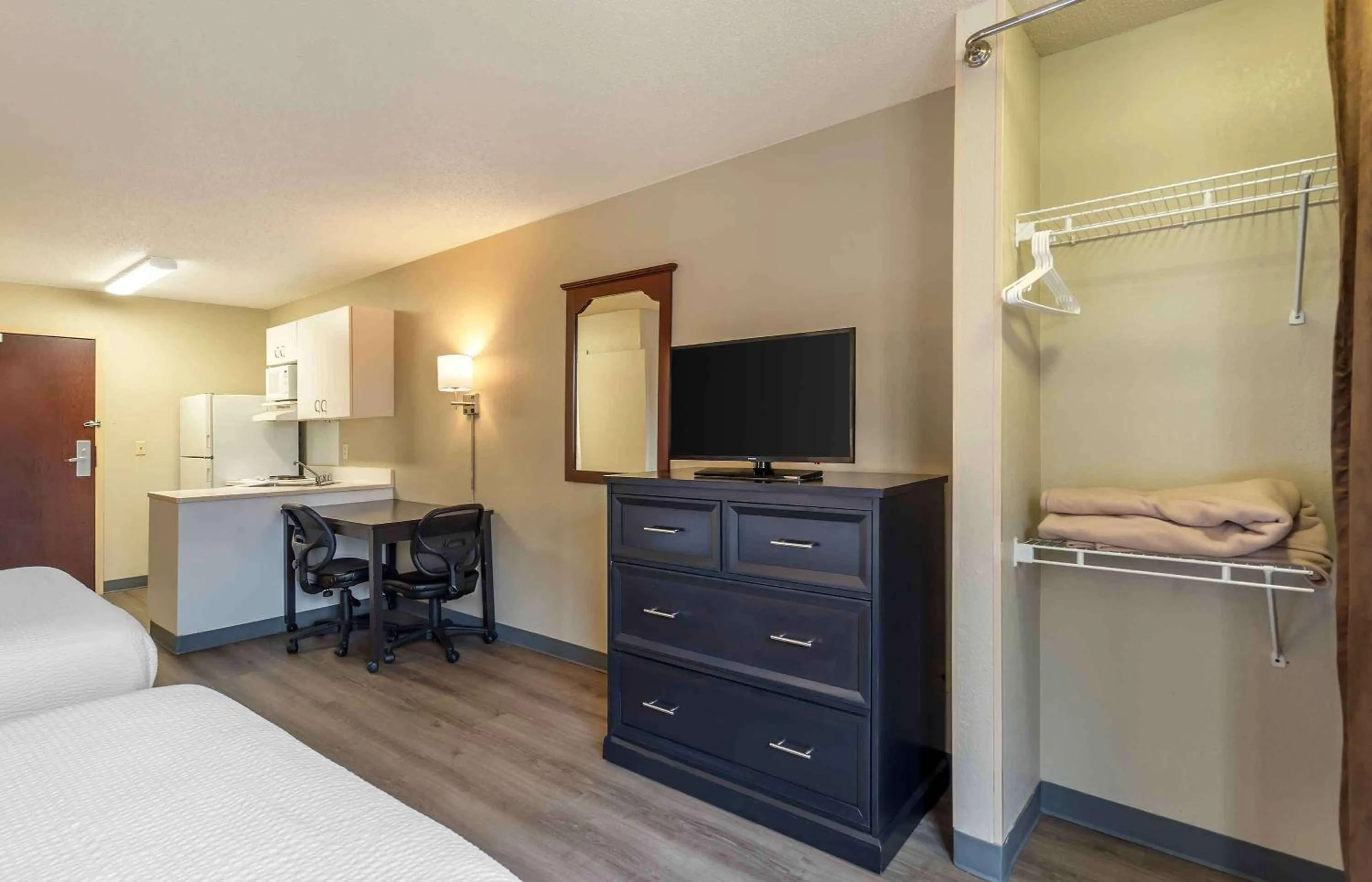 Bedroom, Bed in Extended Stay America Suites - Chicago - Woodfield Mall