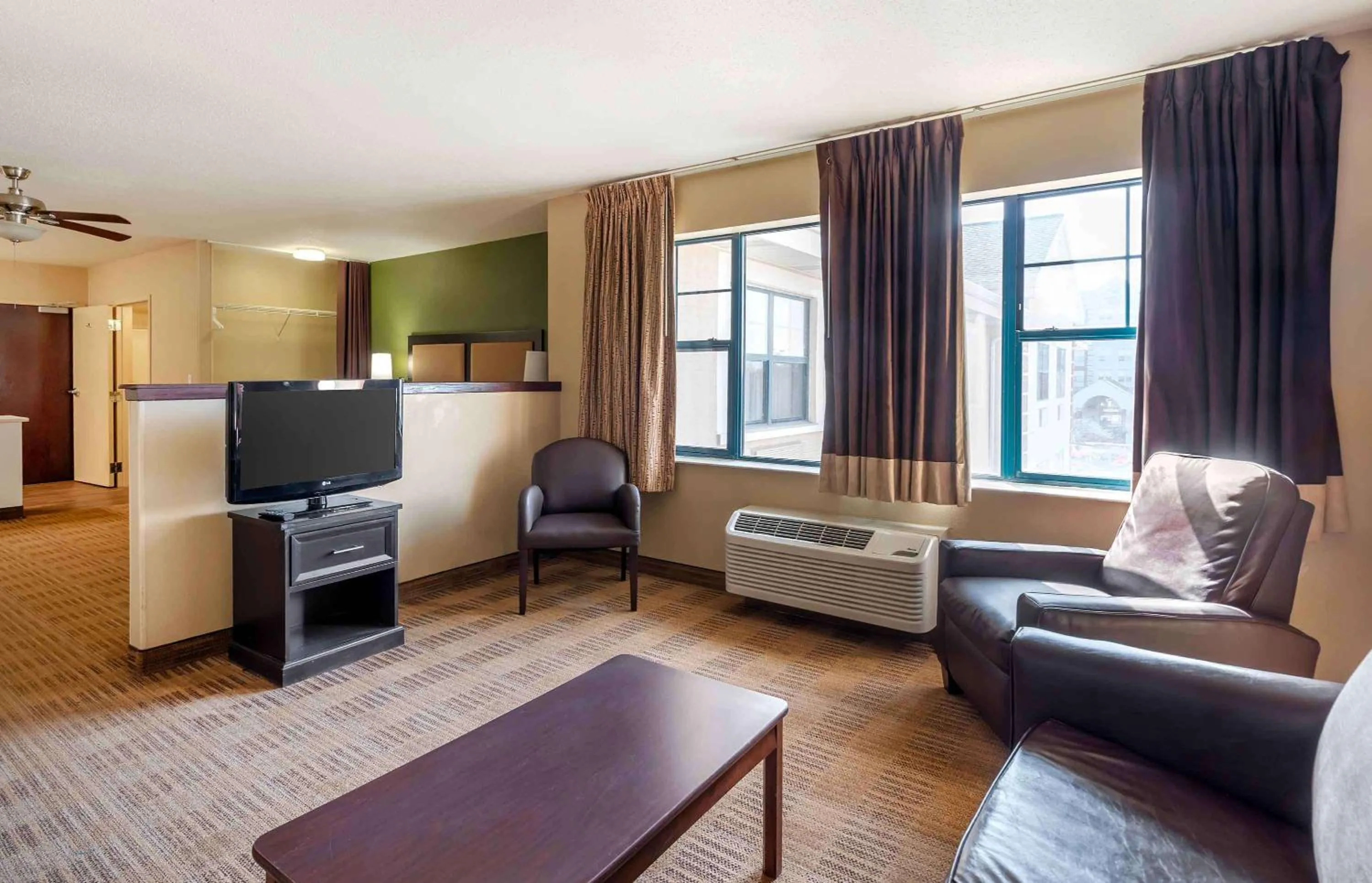 Bedroom in Extended Stay America Suites - Chicago - Woodfield Mall