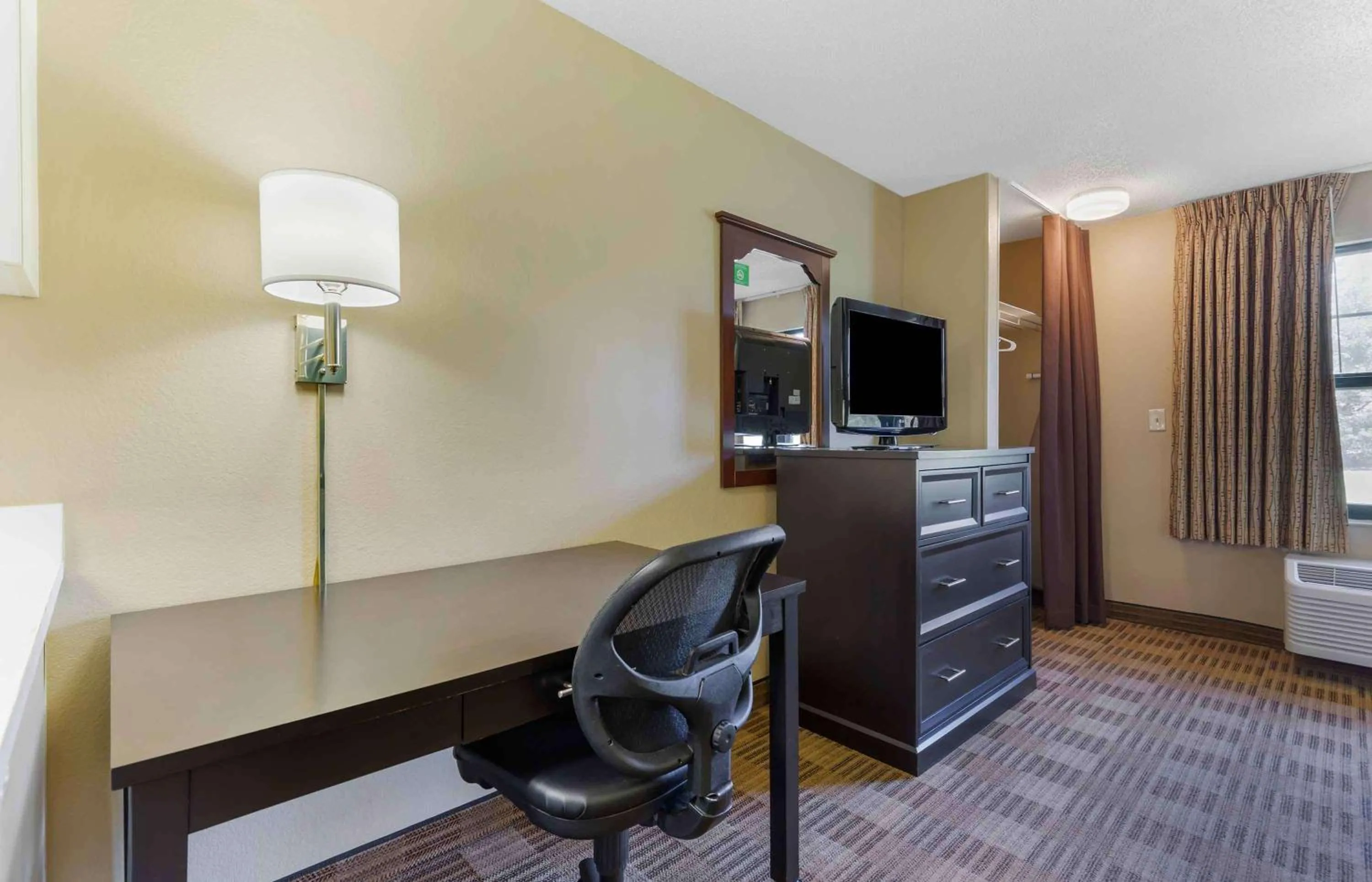 Bedroom in Extended Stay America Suites - Washington, DC - Chantilly - Dulles South