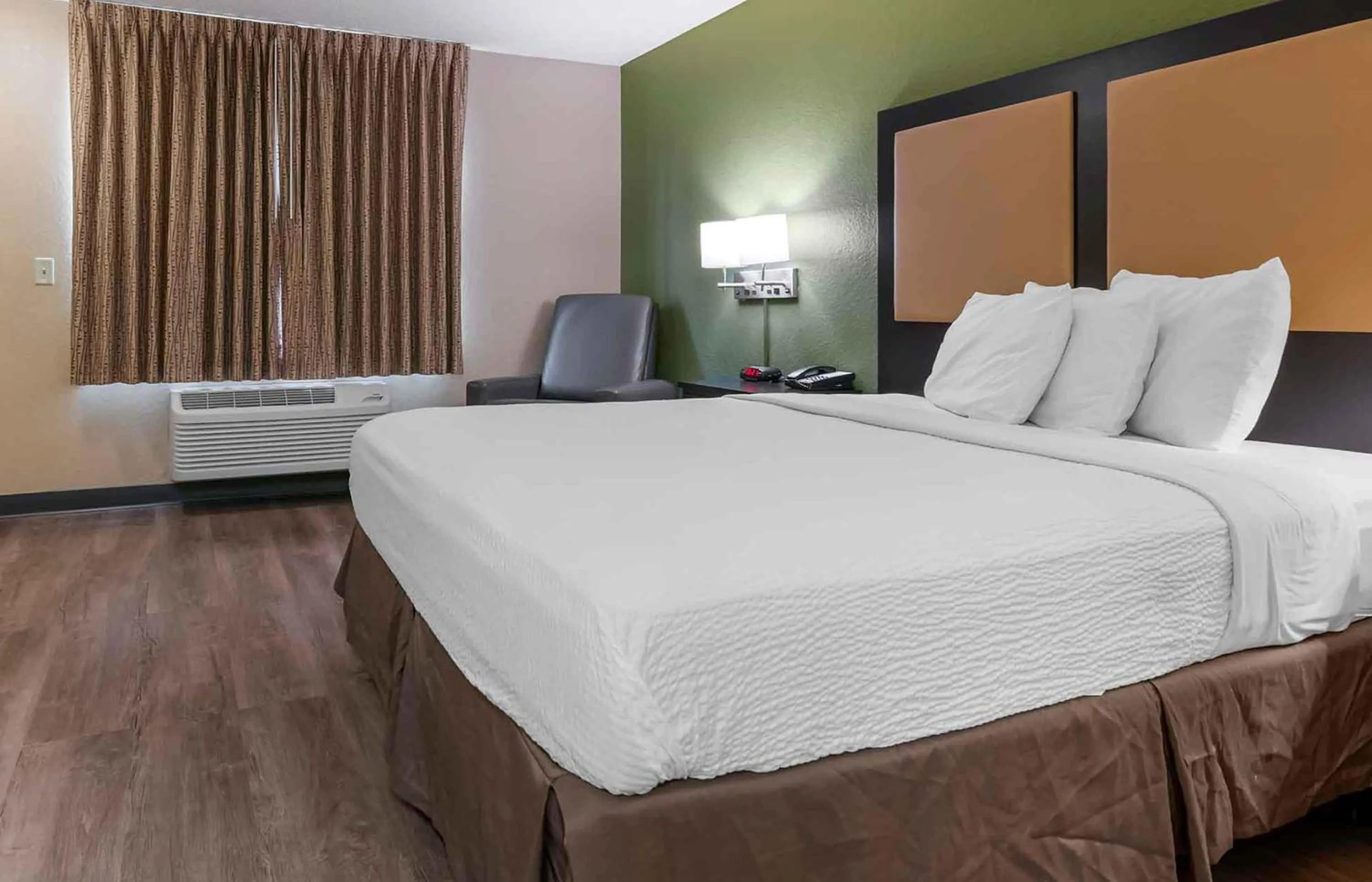 Bedroom, Bed in Extended Stay America Select Suites - Houston - Willowbrook - HWY 249