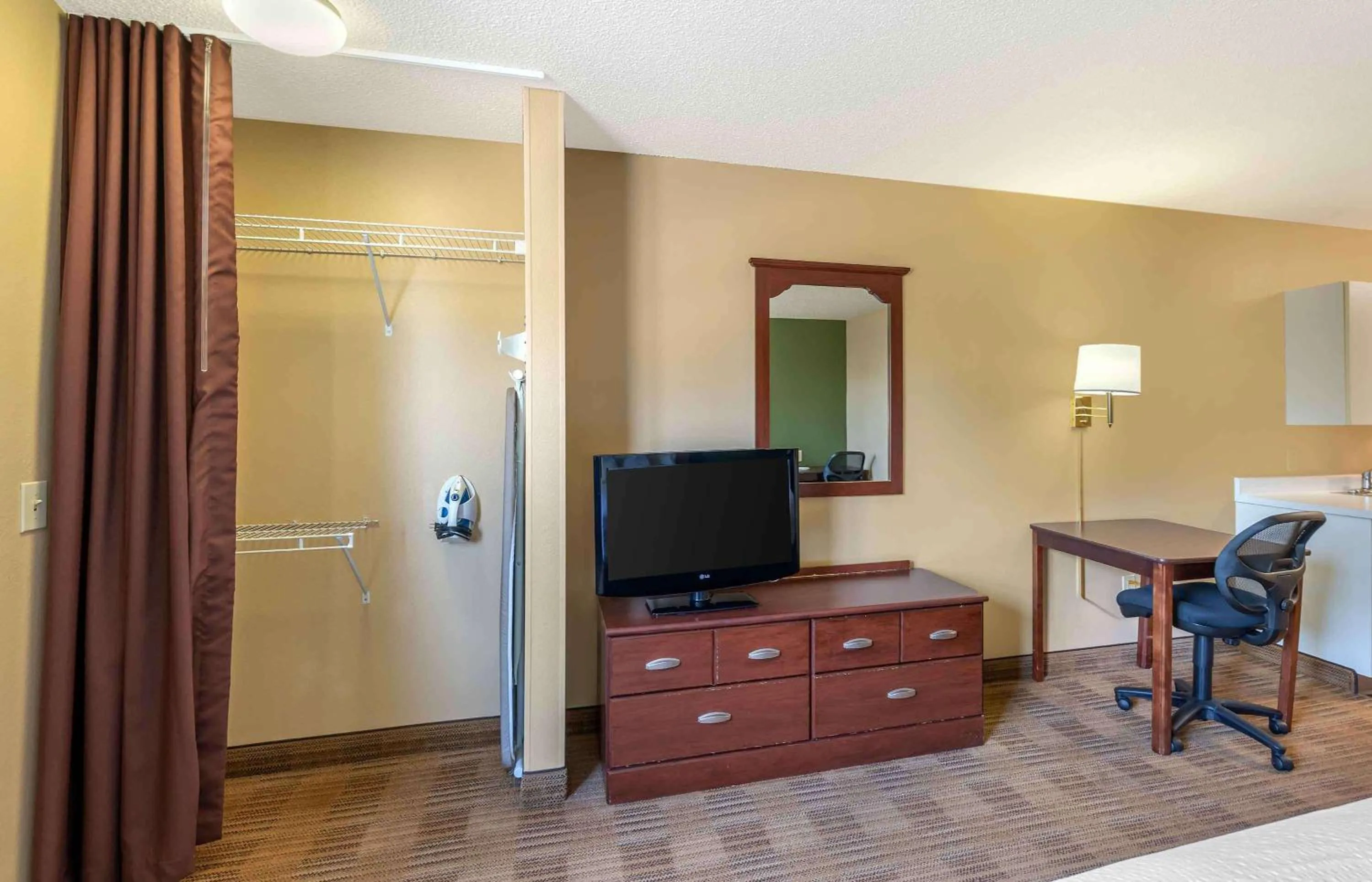Bedroom in Extended Stay America Suites - Hampton - Coliseum