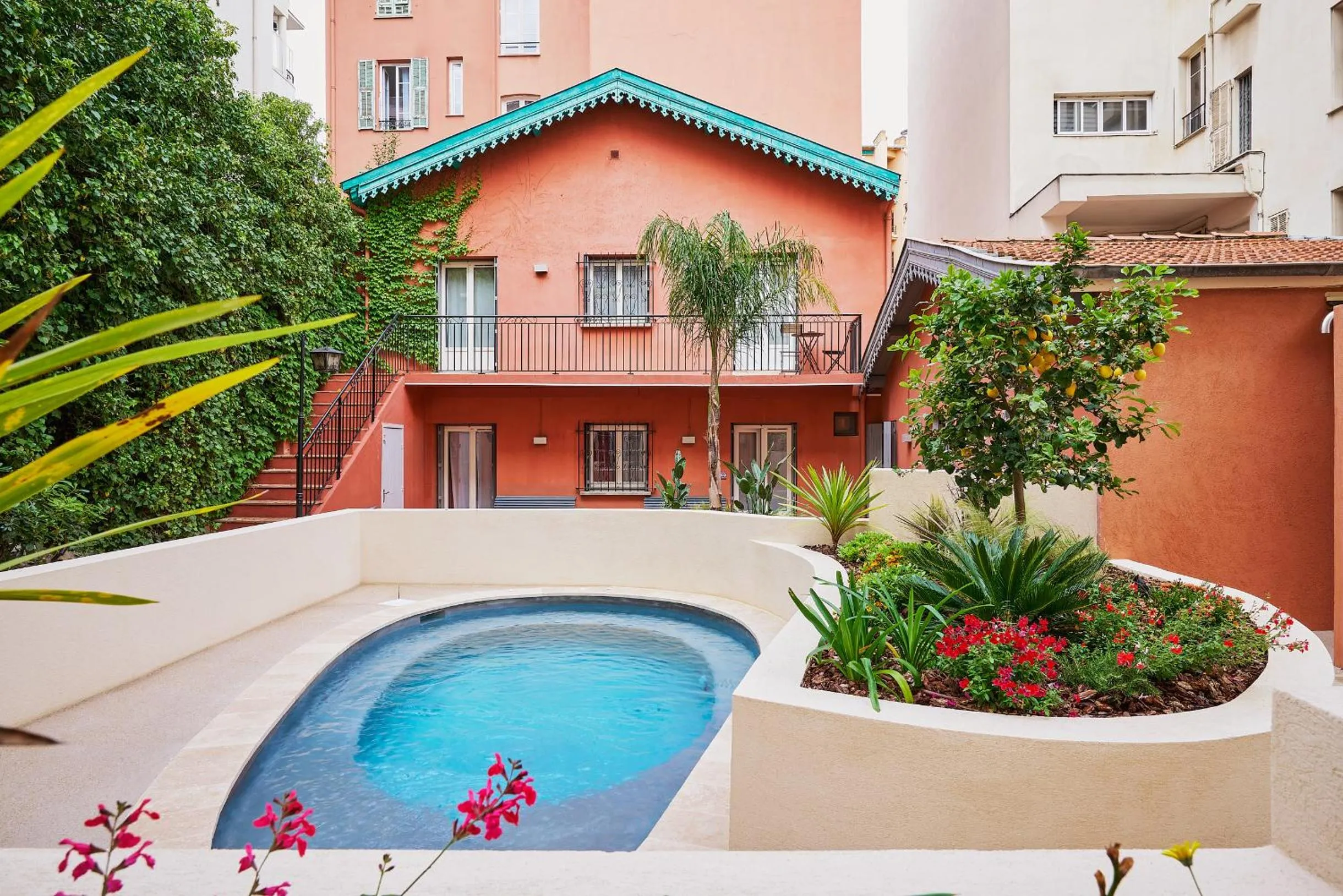 Swimming pool in Nice Excelsior Centre ville by HappyCulture