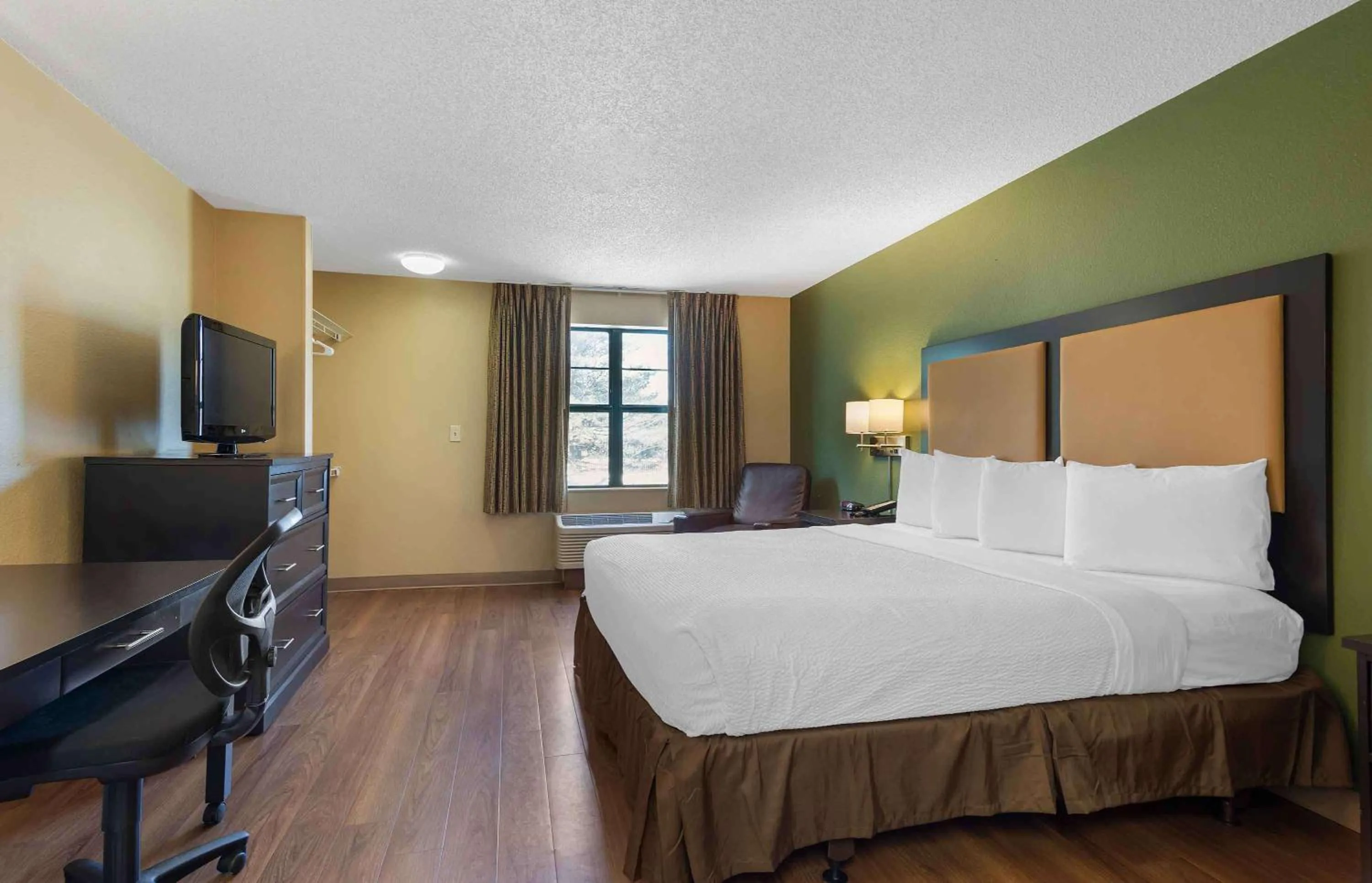 Bedroom, Bed in Extended Stay America Select Suites - Atlanta - Morrow
