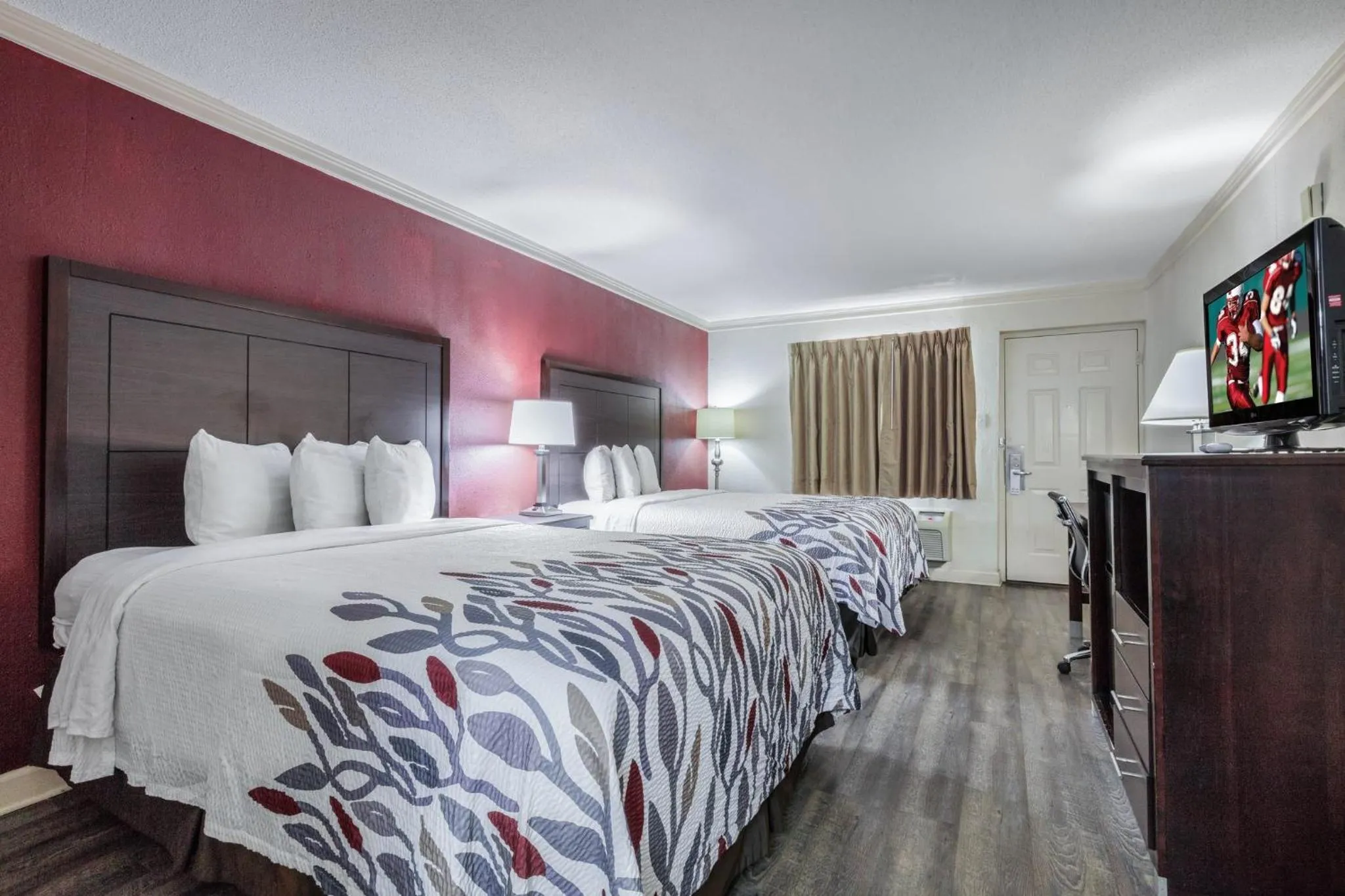 Photo of the whole room, Bed in Red Roof Inn Forrest City