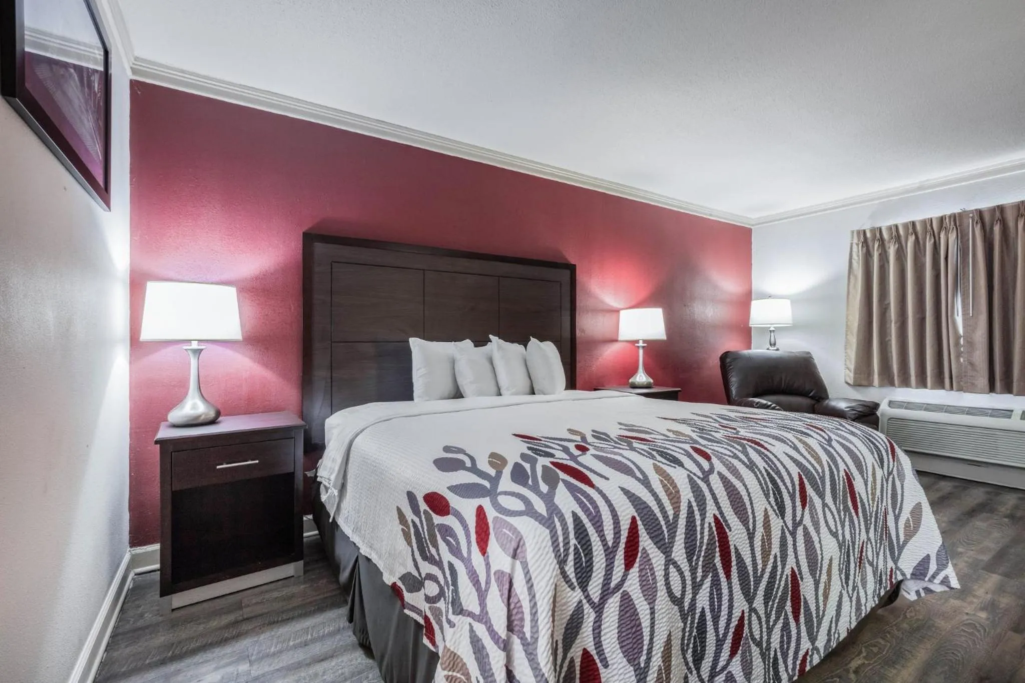 Photo of the whole room, Bed in Red Roof Inn Forrest City