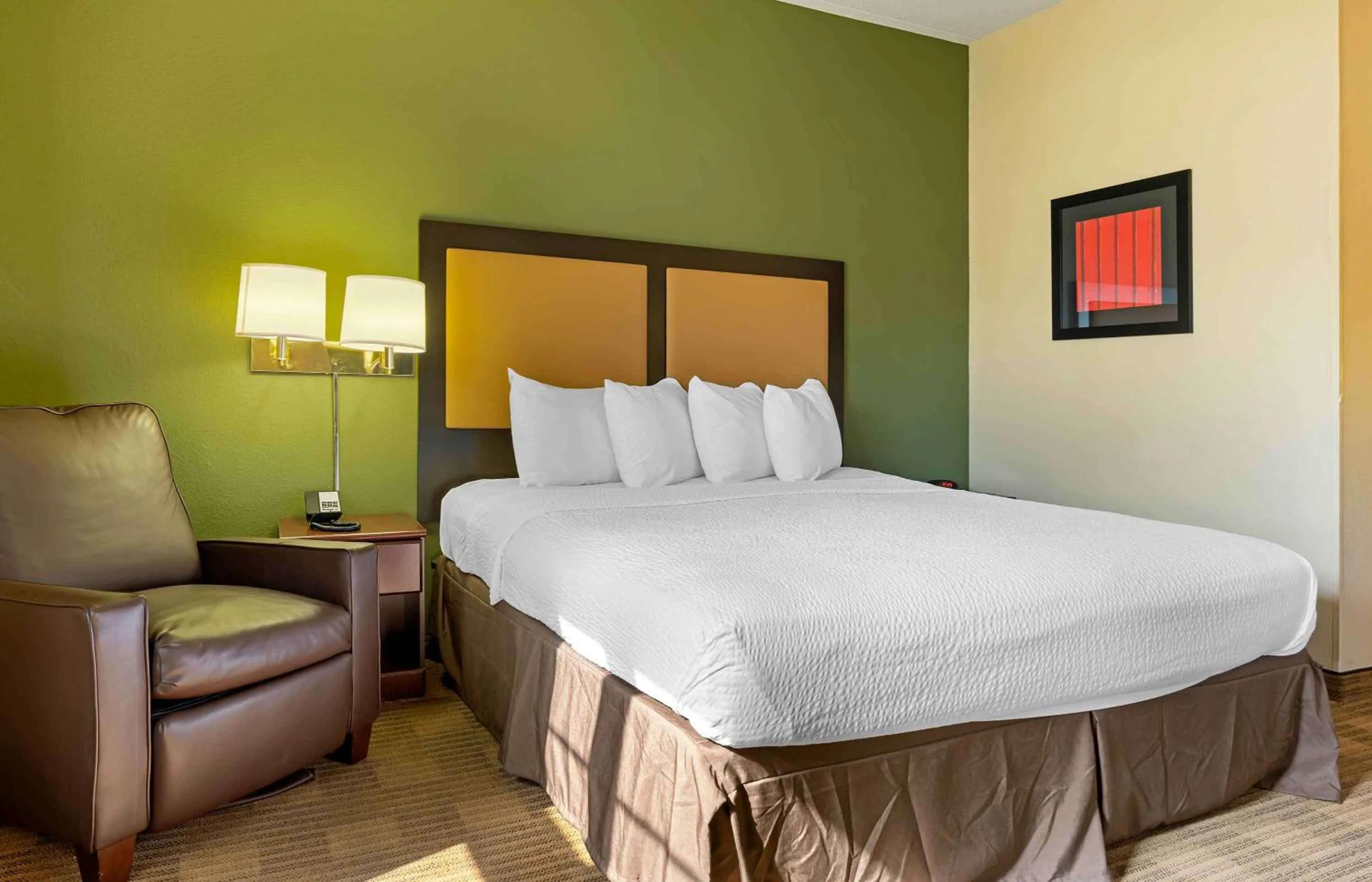 Bedroom, Bed in Extended Stay America Select Suites - Chicago - Darien