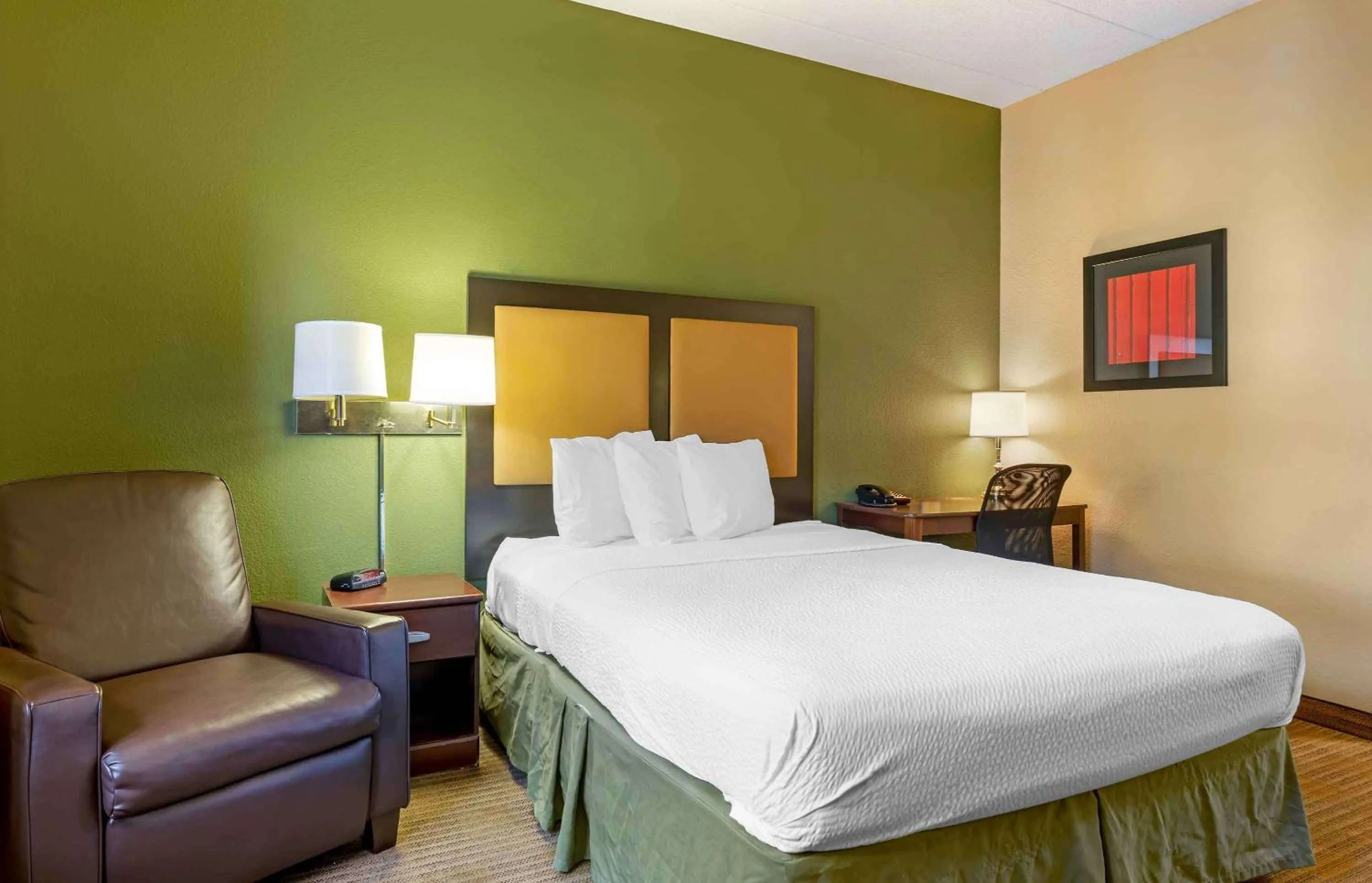 Bedroom, Bed in Extended Stay America Select Suites - Chicago - Darien