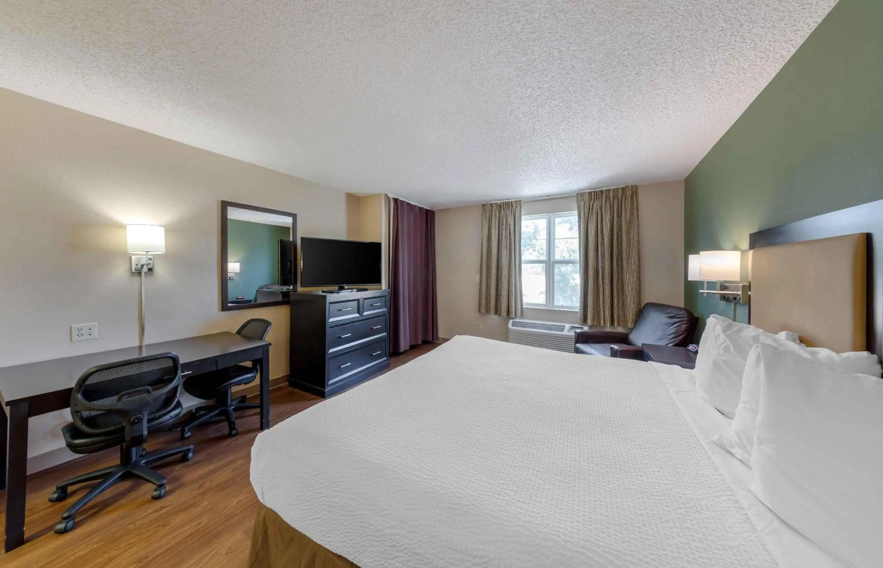 Bedroom, Bed in Extended Stay America Suites - Los Angeles - Simi Valley