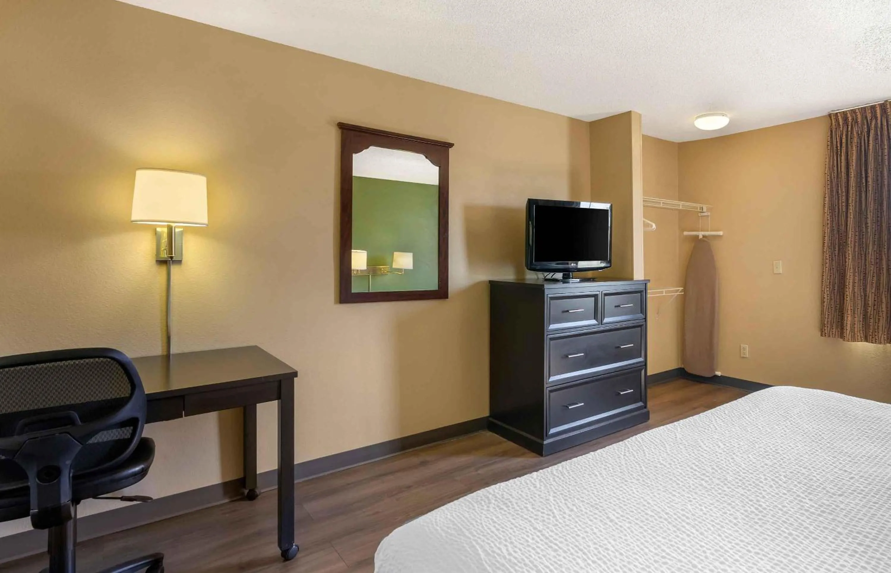 Bedroom, Bed in Extended Stay America Suites - Los Angeles - Simi Valley