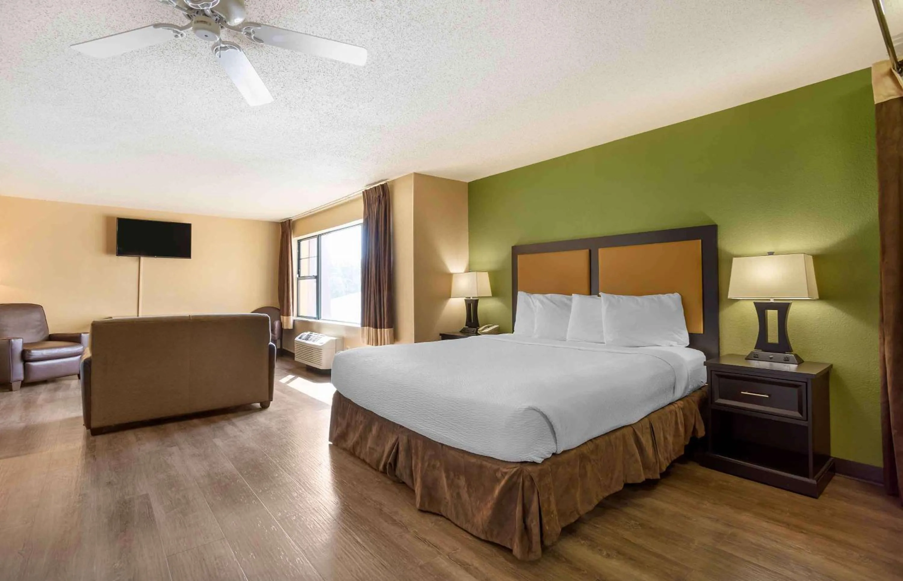 Bedroom, Bed in Extended Stay America Suites - Somerset - Franklin