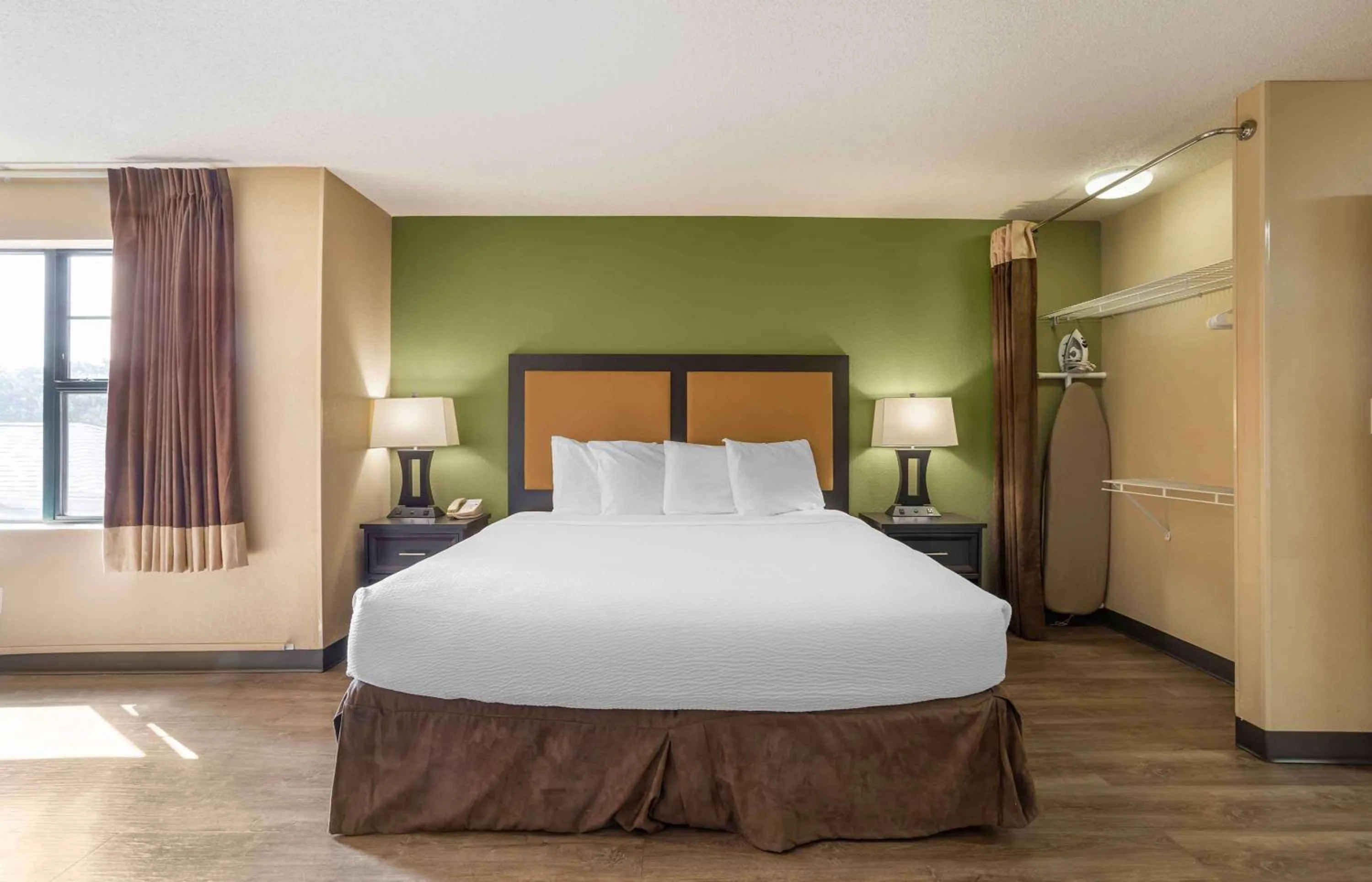 Bedroom, Bed in Extended Stay America Suites - Somerset - Franklin