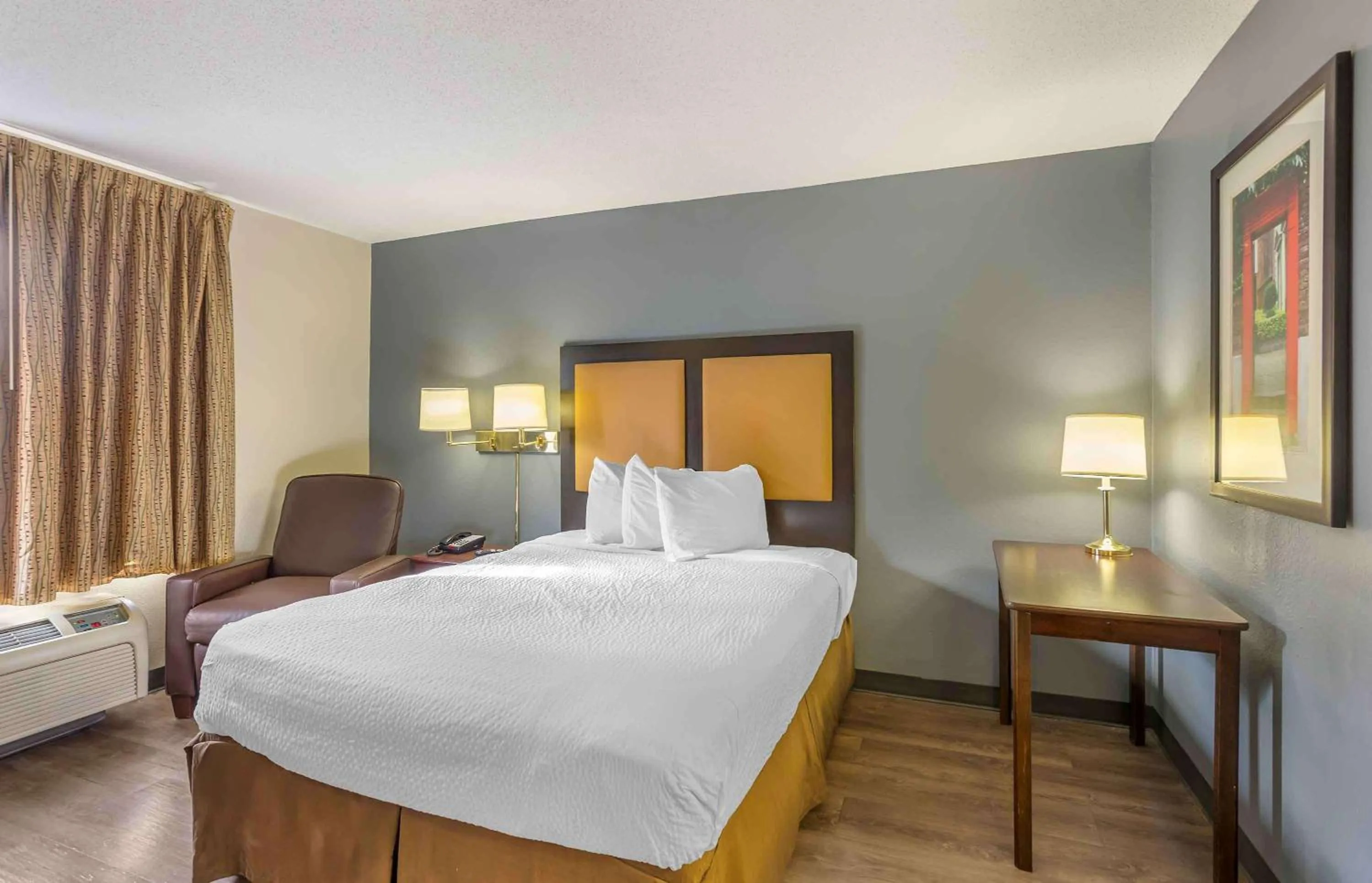 Bedroom, Bed in Extended Stay America Select Suites - Philadelphia - Malvern - Great Valley