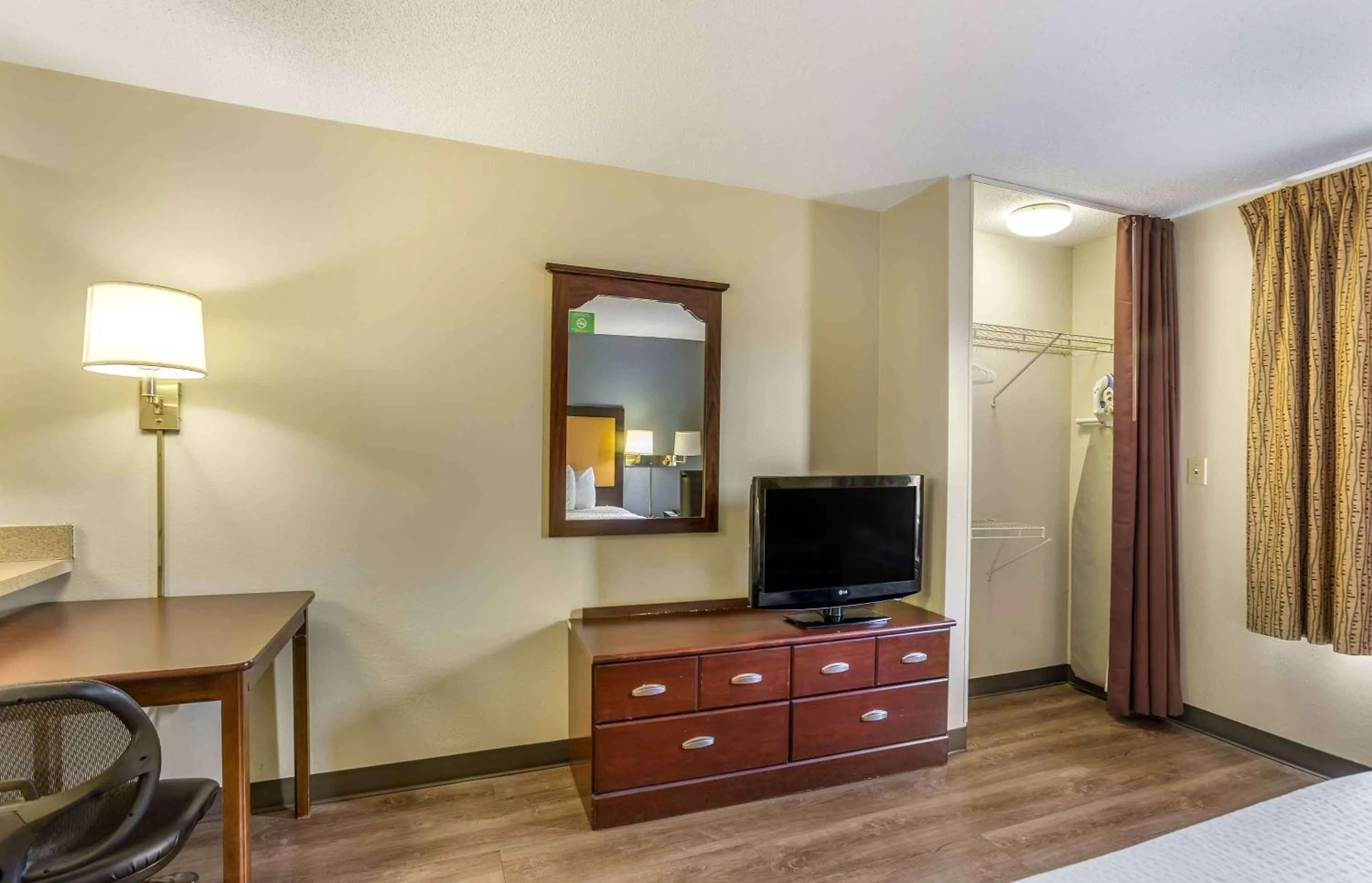 Bedroom, Bed in Extended Stay America Select Suites - Philadelphia - Malvern - Great Valley