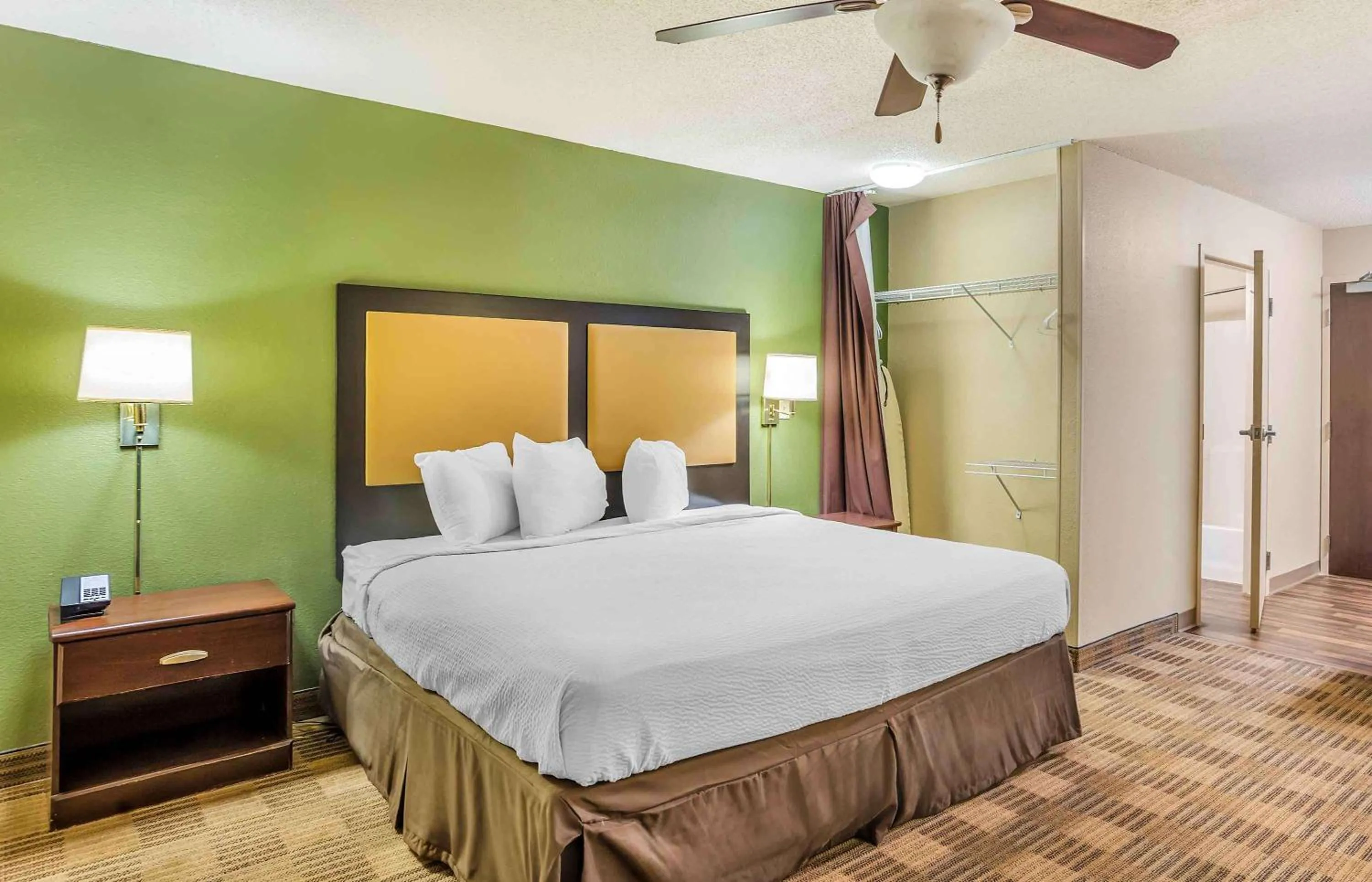 Bedroom, Bed in Extended Stay America Select Suites - Philadelphia - Malvern - Great Valley