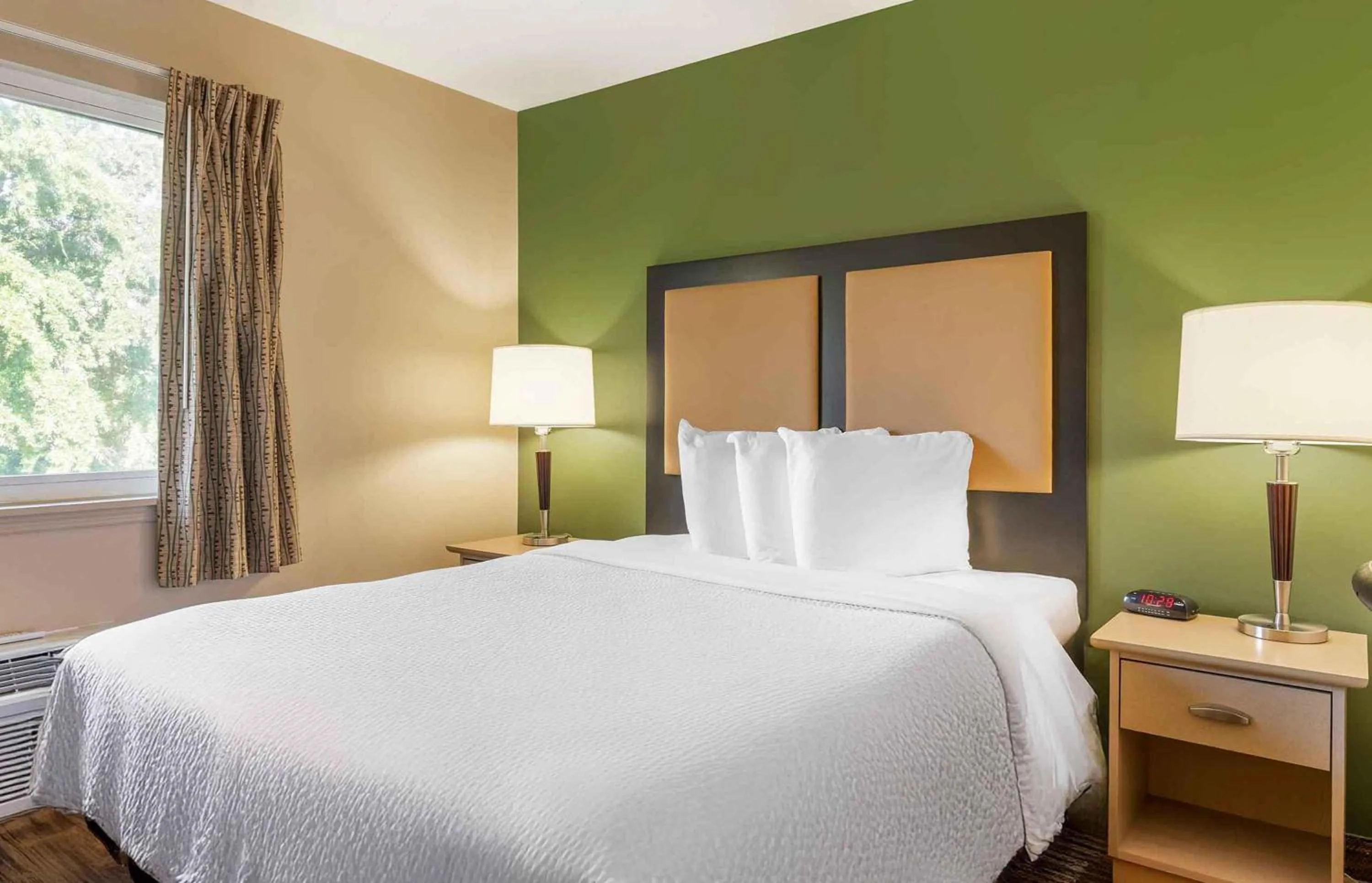 Bedroom, Bed in Extended Stay America Suites - Atlanta - Kennesaw Town Center