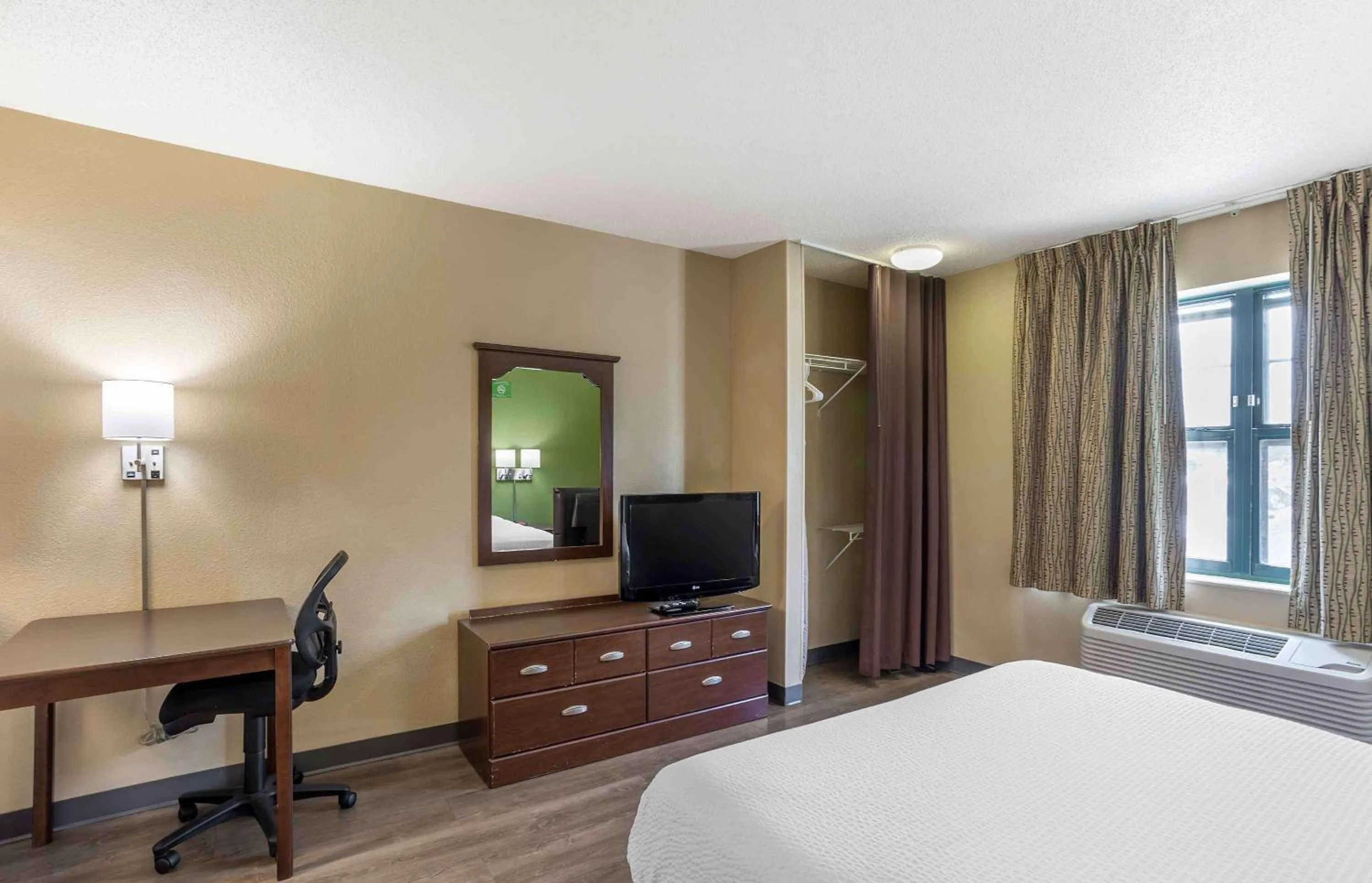 Bedroom, Bed in Extended Stay America Suites - Allentown - Bethlehem