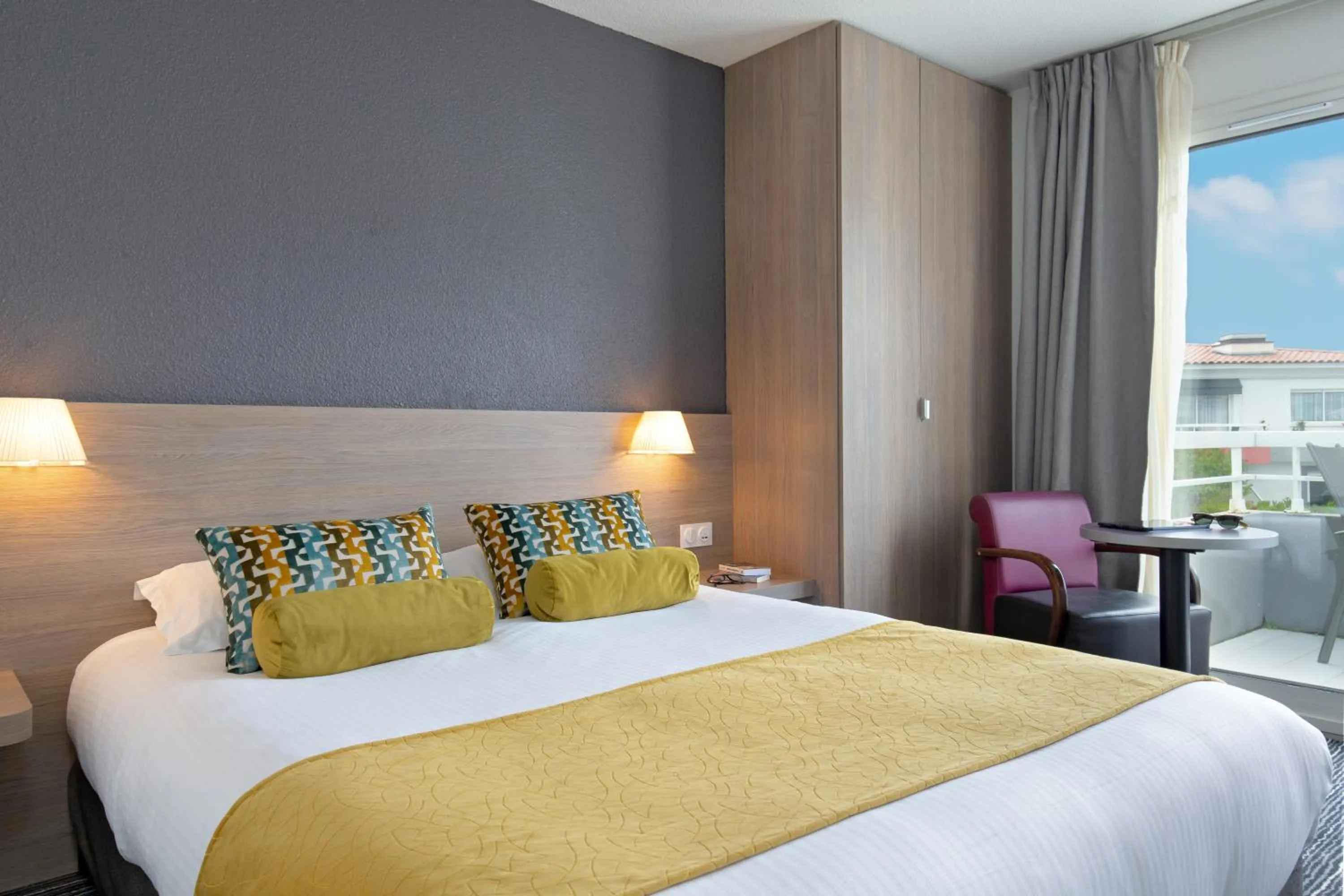 Property building, Bed in Best Western Plus La Marina