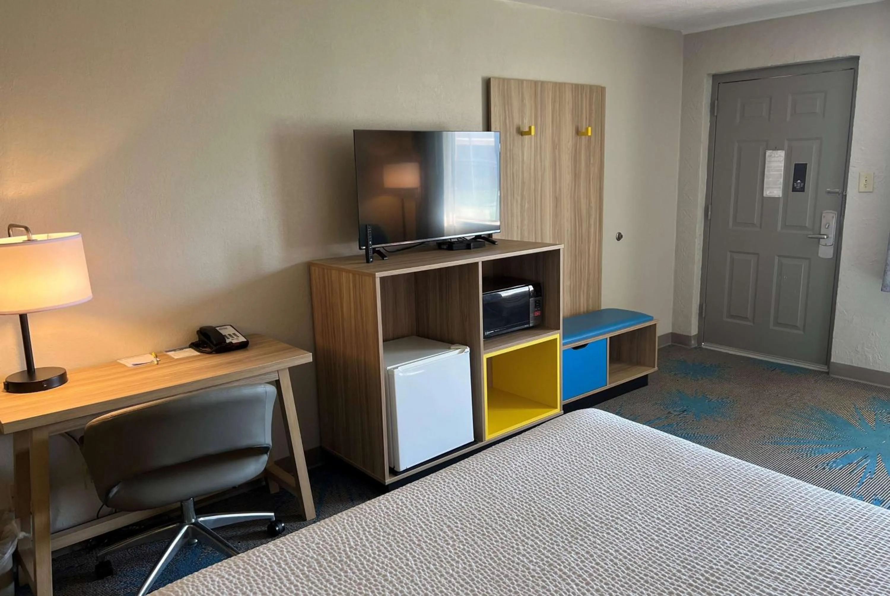 Photo of the whole room, Bed in Days Inn by Wyndham Hays