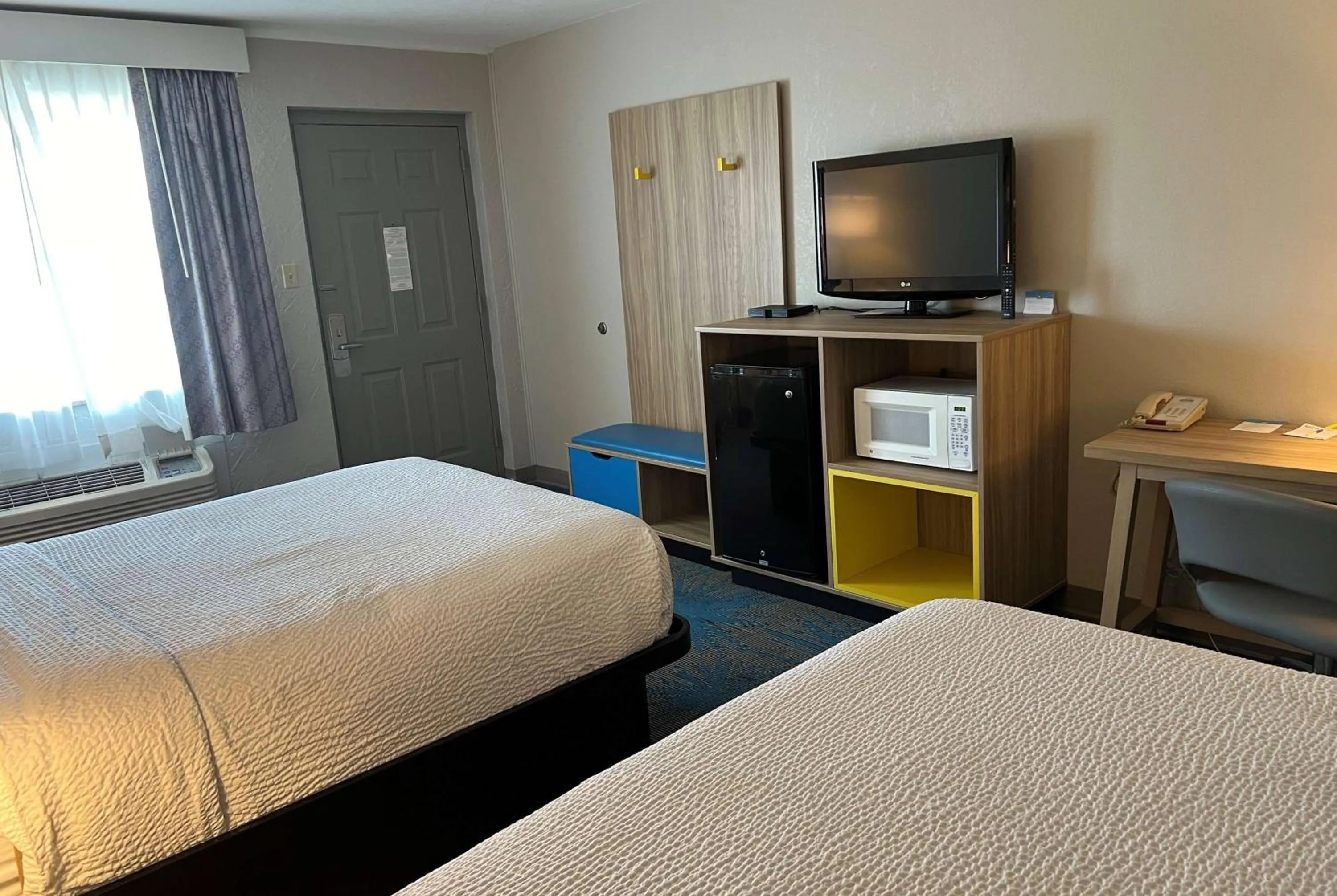 Photo of the whole room, Bed in Days Inn by Wyndham Hays