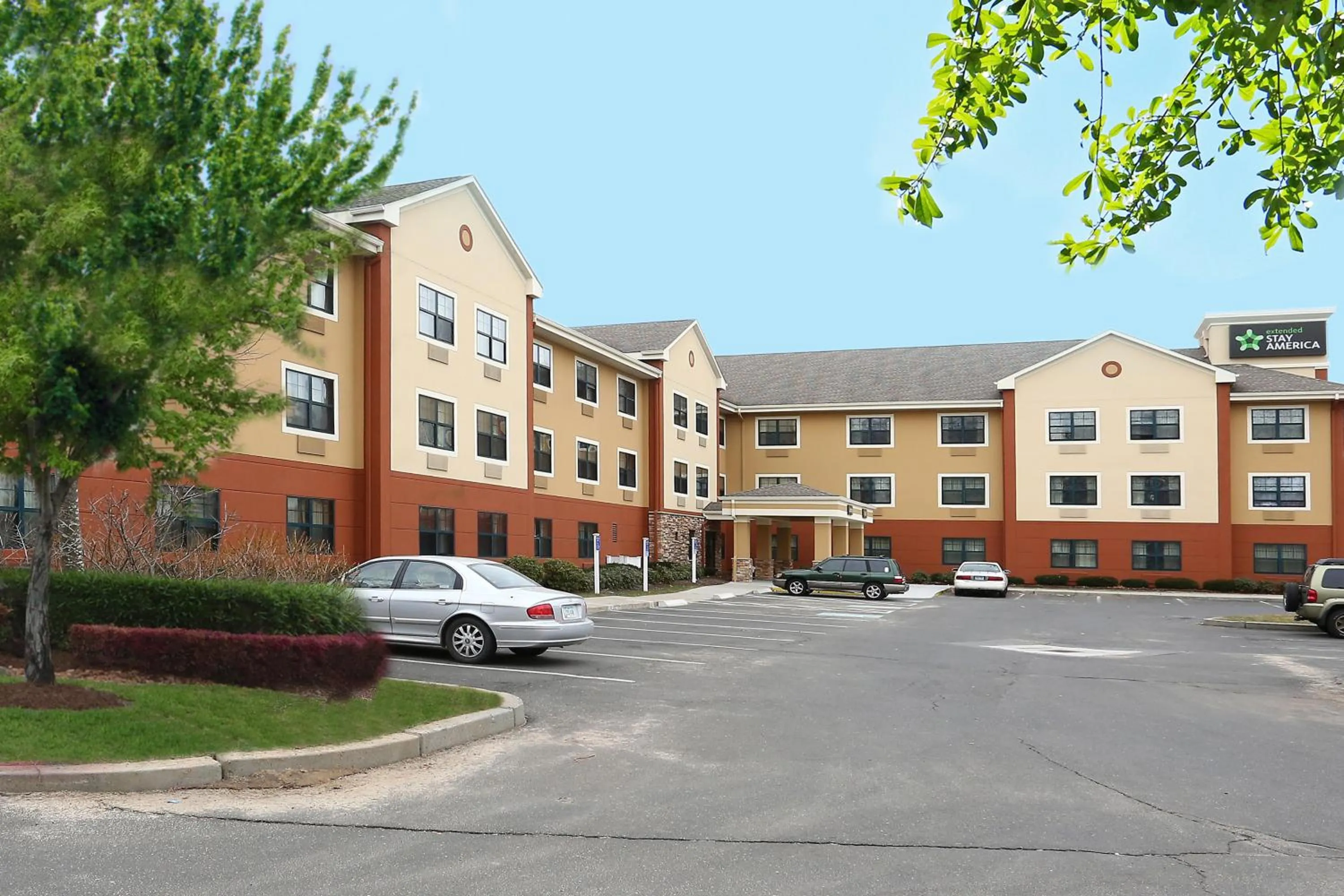 Property building in Extended Stay America Select Suites - Hartford - Manchester