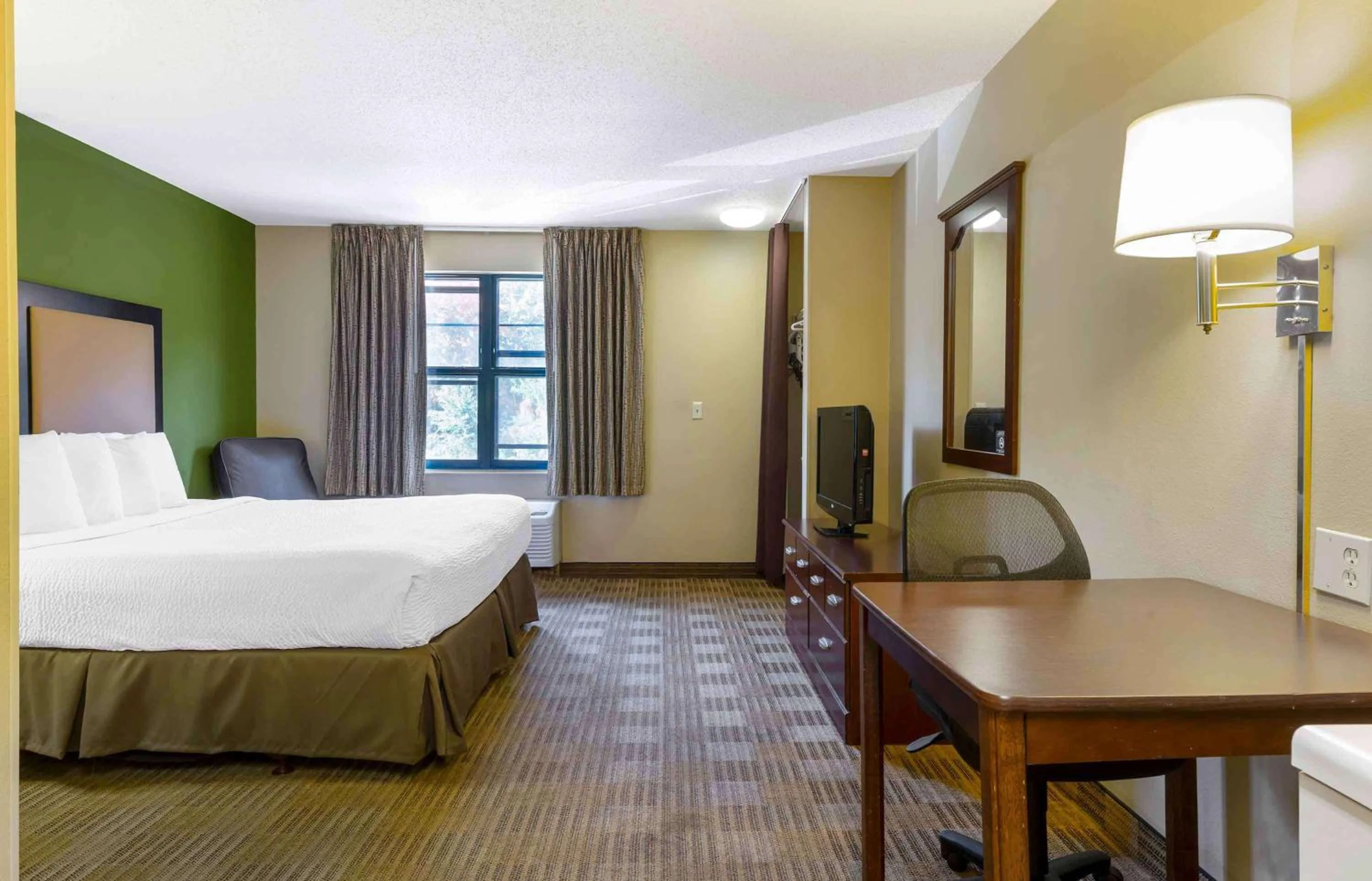 Bedroom, Bed in Extended Stay America Suites - Hartford - Meriden