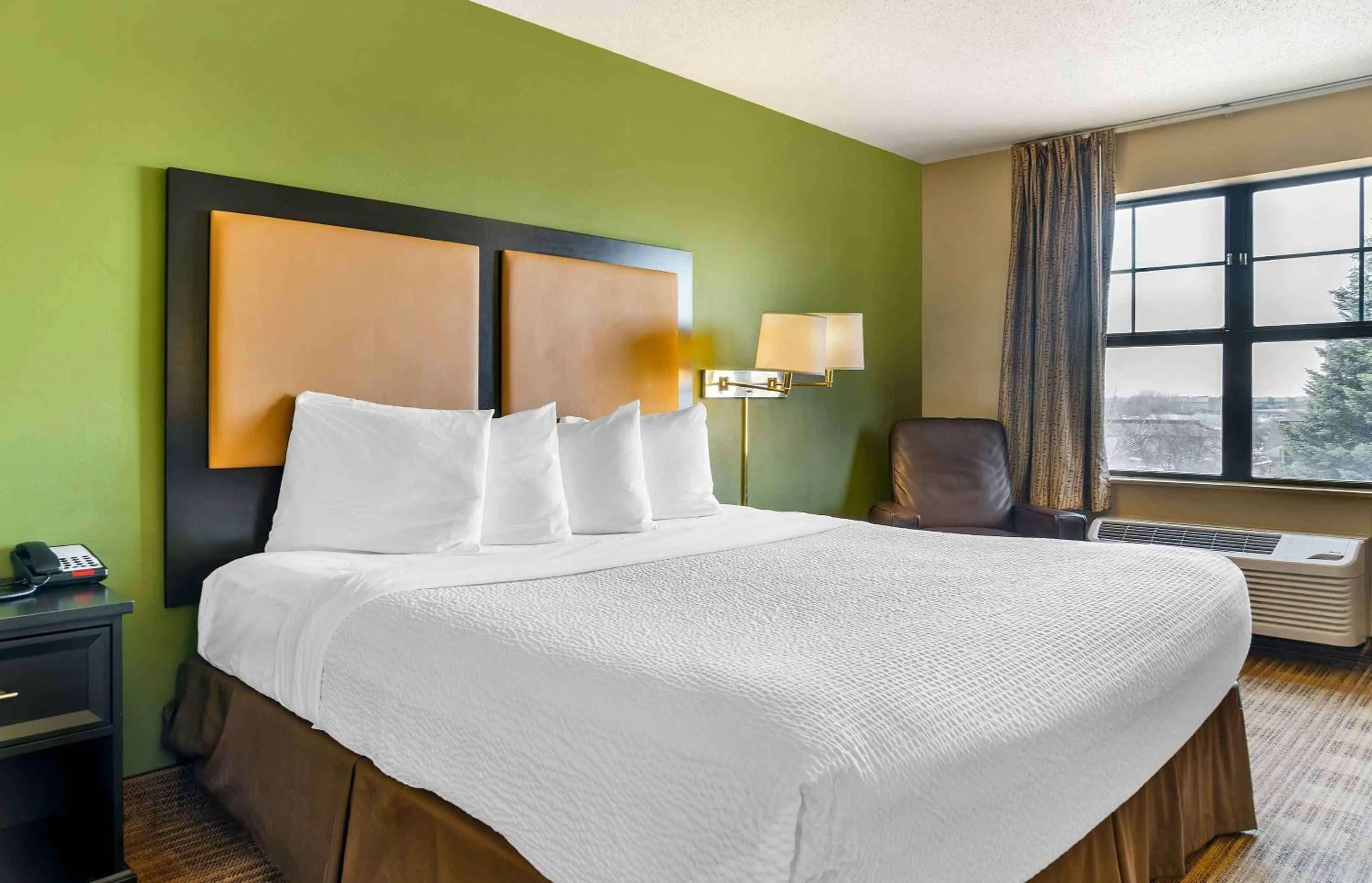 Bedroom, Bed in Extended Stay America Select Suites - Grand Rapids - Kentwood